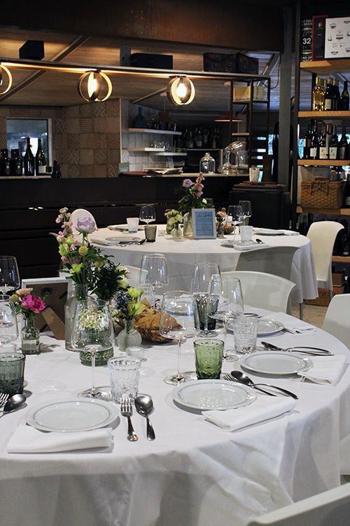 Un ristorante con tavoli e sedie allestiti per il pasto.