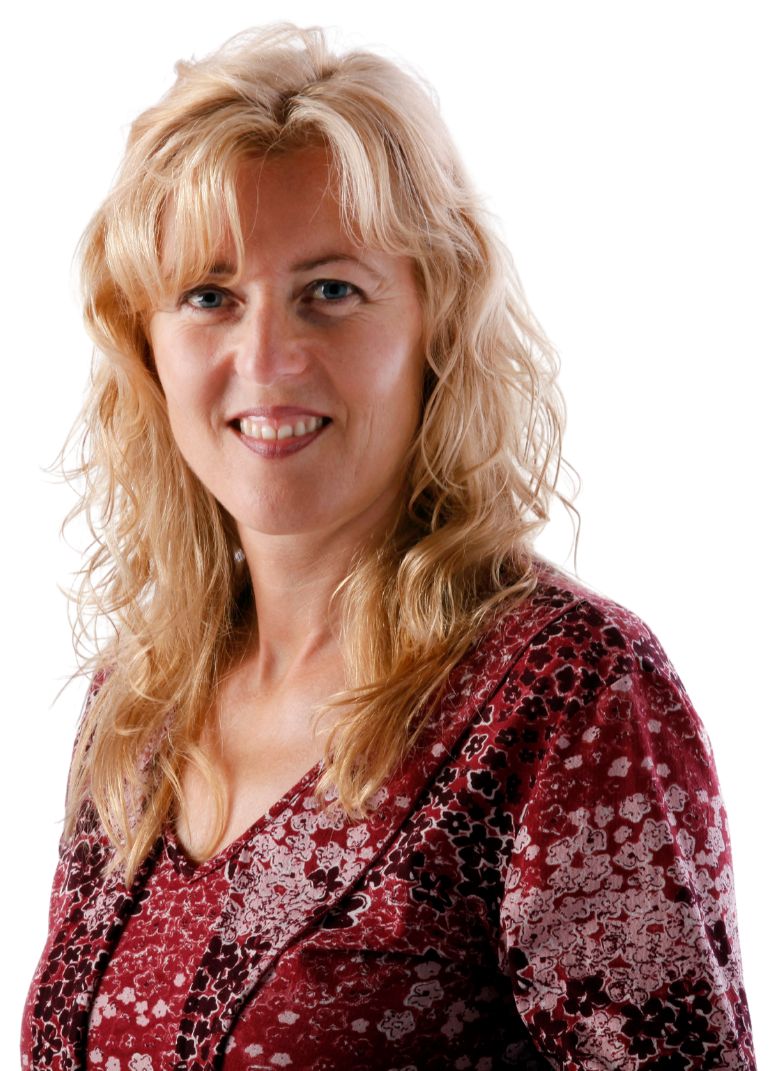 Foto von Sylvia mit langen blonden Haaren, die in die Kamera lächelt.