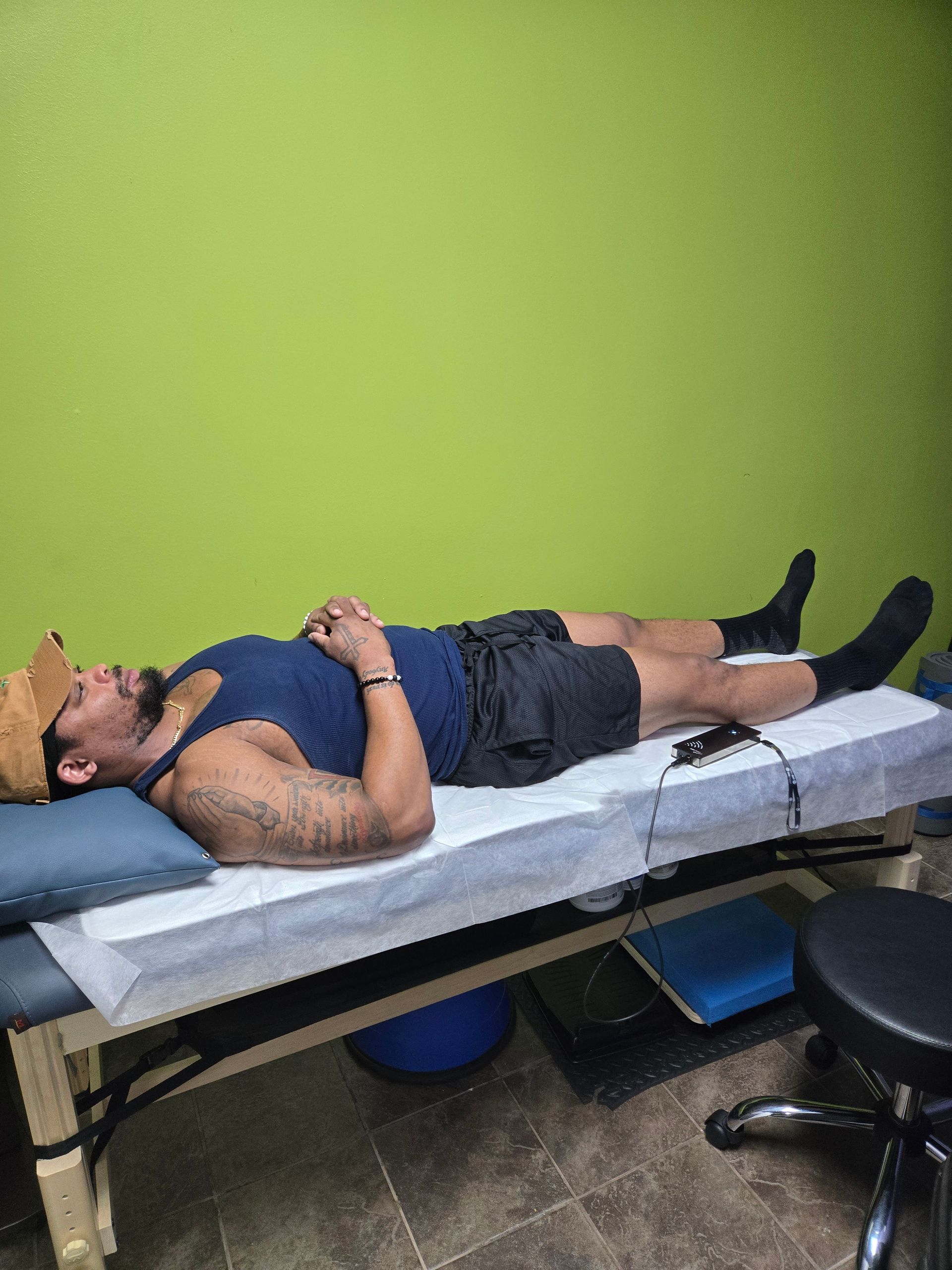 A woman at Campus Motion squatting and checking his posture through Kinetisense technology, emphasizing how our service contributes to improved safety. By addressing balance problems resulting from concussions, it enhances overall safety and quality of life, especially in daily activities.