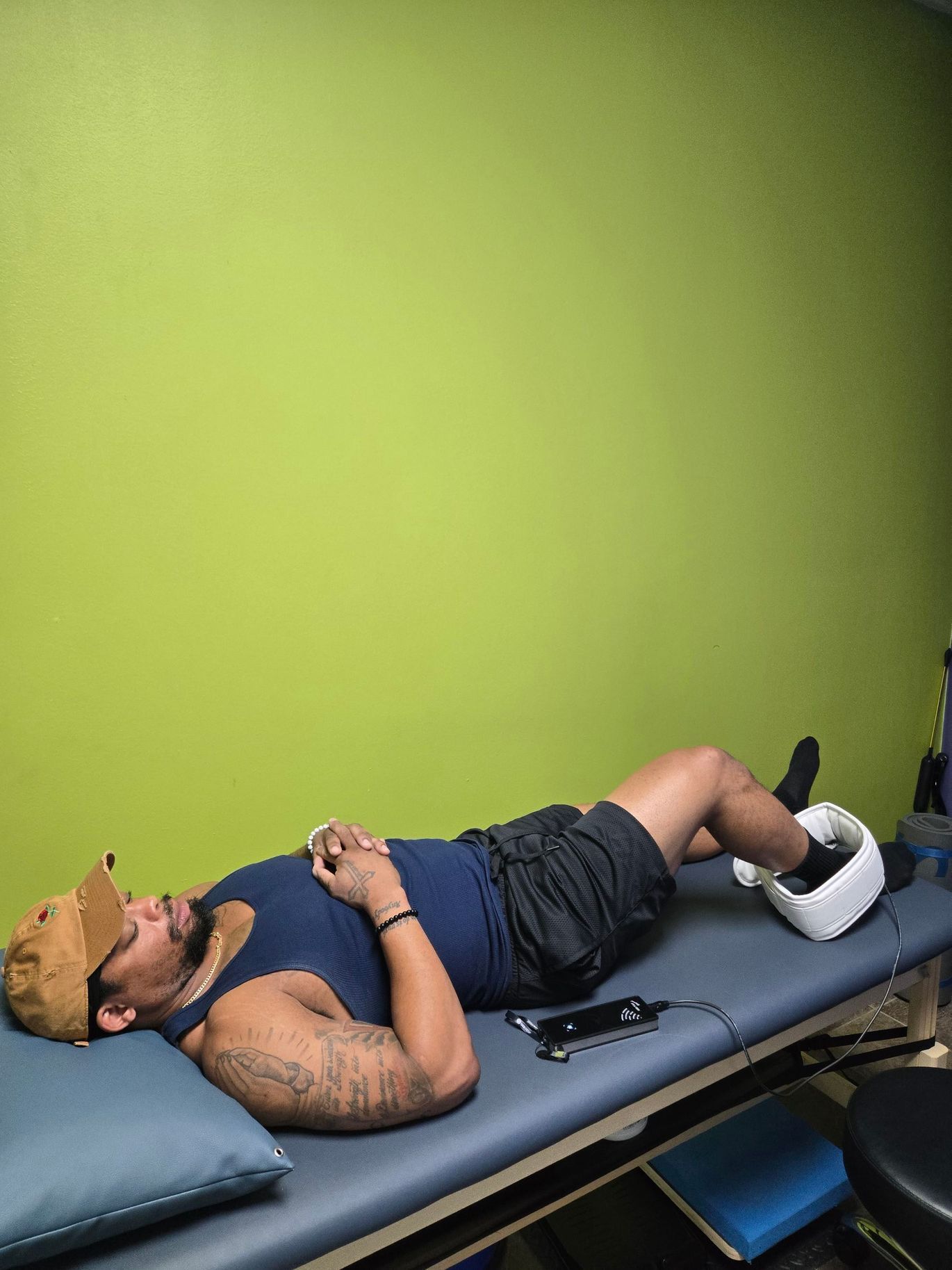 A woman at Campus Motion squatting and checking his posture through Kinetisense technology, emphasizing how our service contributes to improved safety. By addressing balance problems resulting from concussions, it enhances overall safety and quality of life, especially in daily activities.