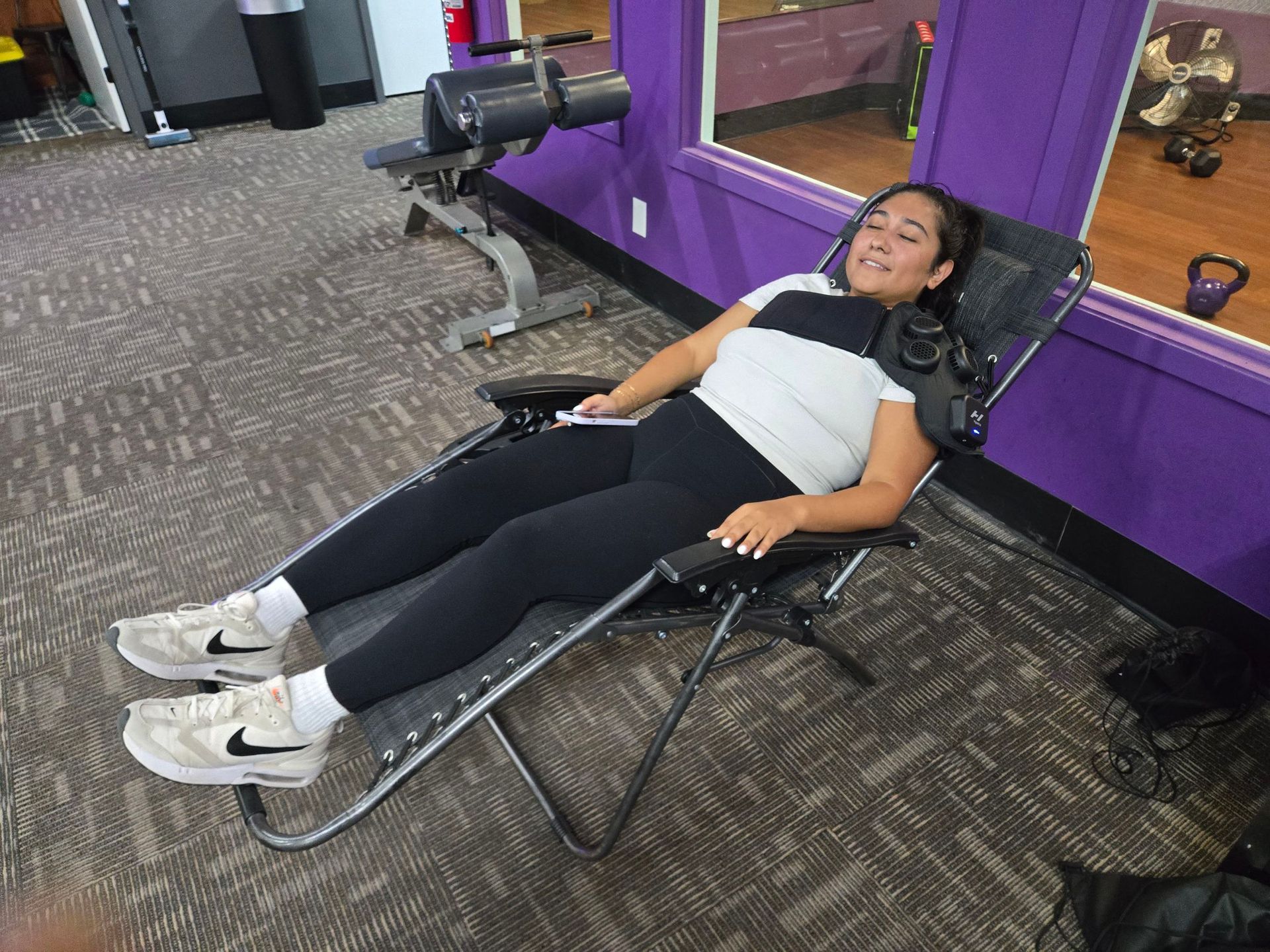 A woman at Campus Motion squatting and checking his posture through Kinetisense technology, emphasizing how our service contributes to improved safety. By addressing balance problems resulting from concussions, it enhances overall safety and quality of life, especially in daily activities.