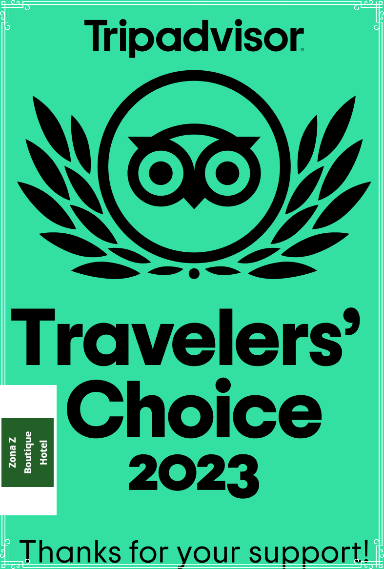A green sign that says travelers choice 2023 on it