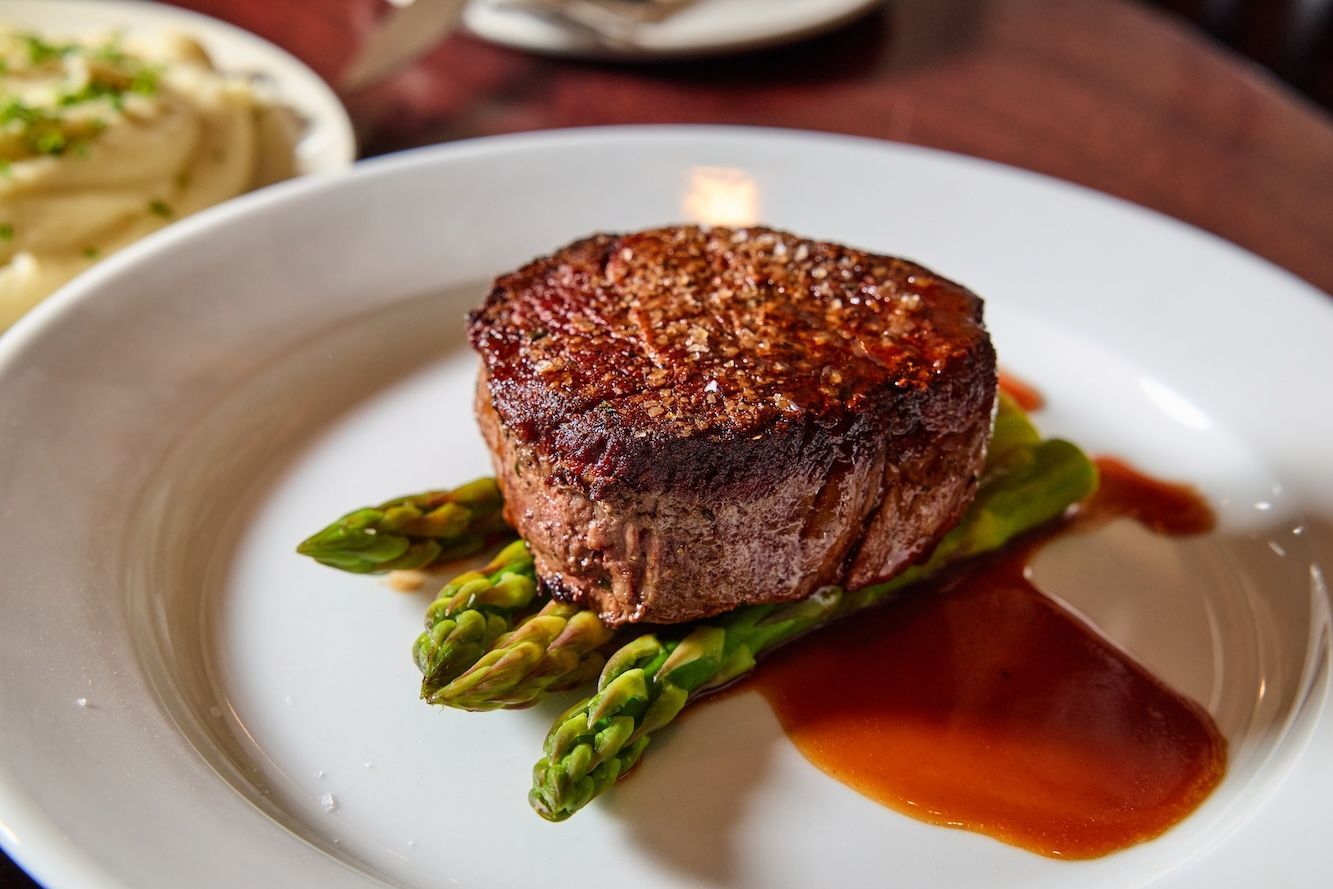 steak on asparagus withs sauce