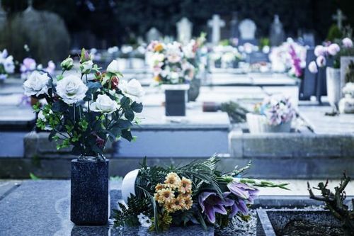 vasi di fiori in un cimitero