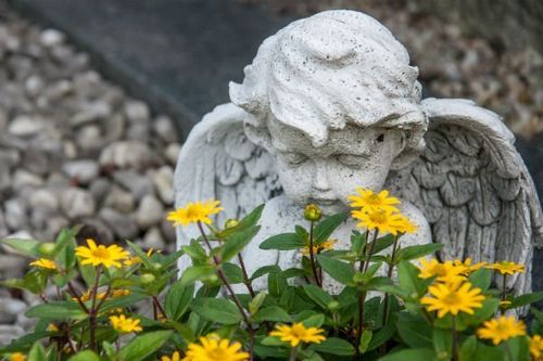 fiori e statua funebre