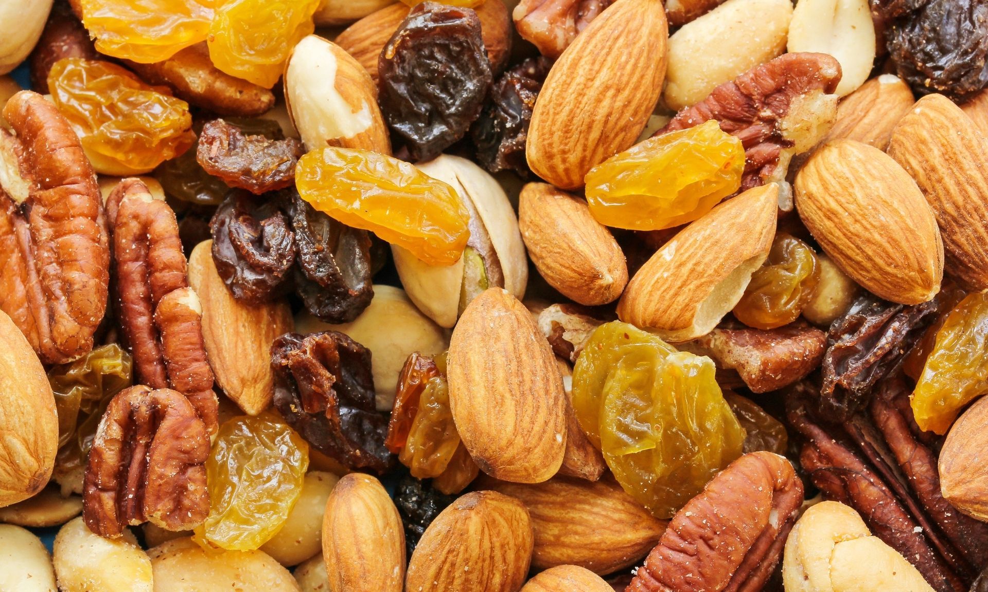 Een close-up van een stapel noten en rozijnen.