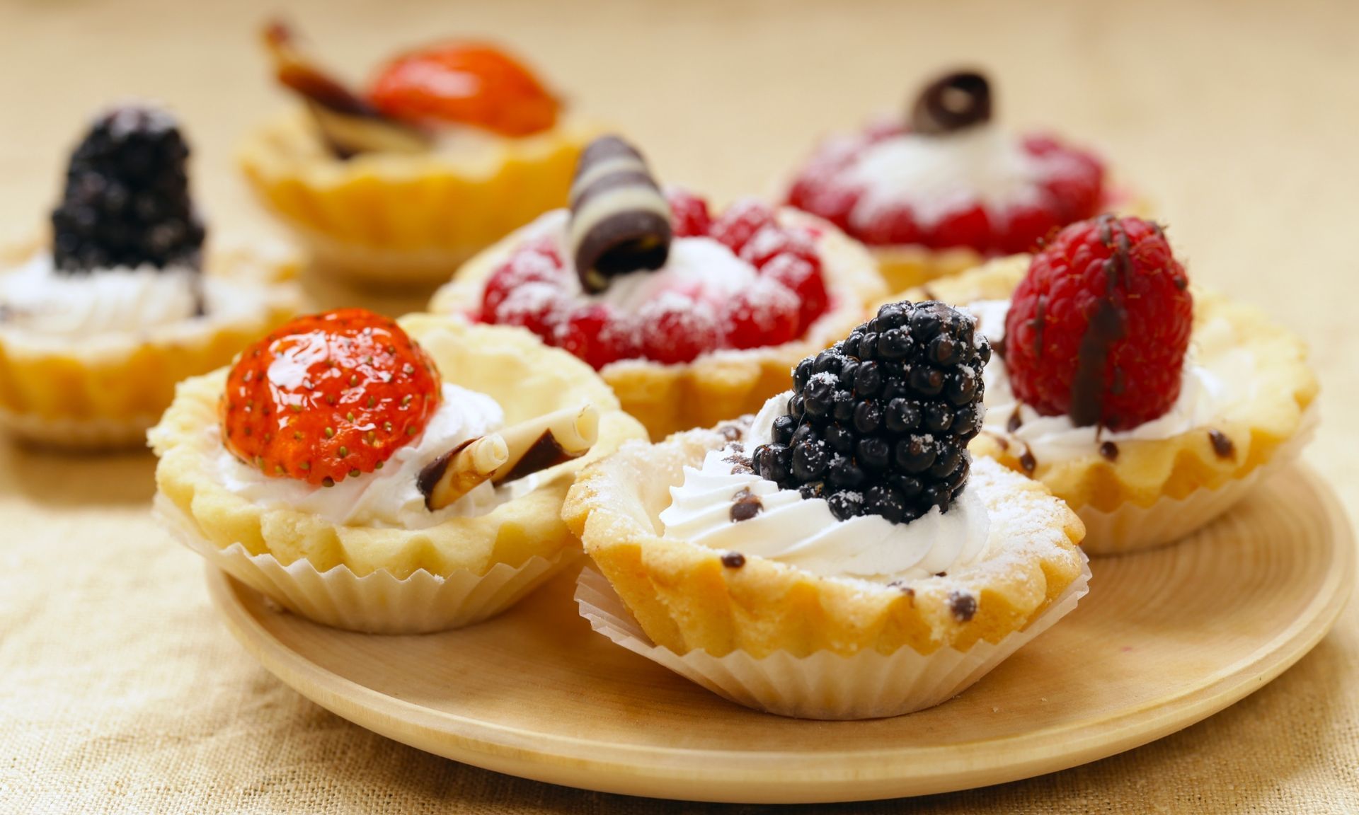 Een houten bord belegd met diverse desserts.