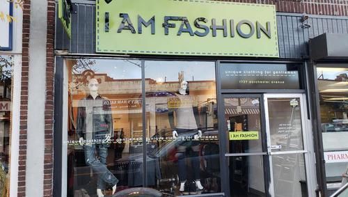 A store front with a sign that says i am fashion
