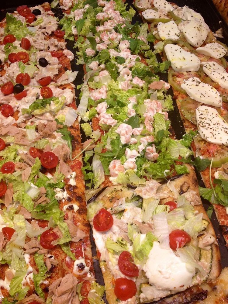Pizza con peperoni e olive
