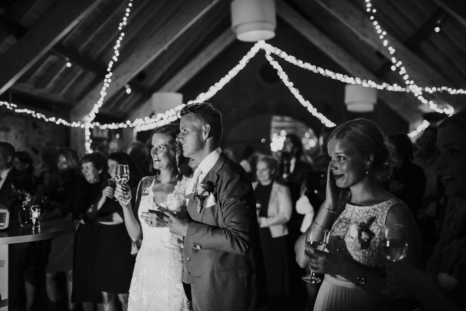 Een zwart-witfoto van een bruid en bruidegom die dansen op een huwelijksreceptie