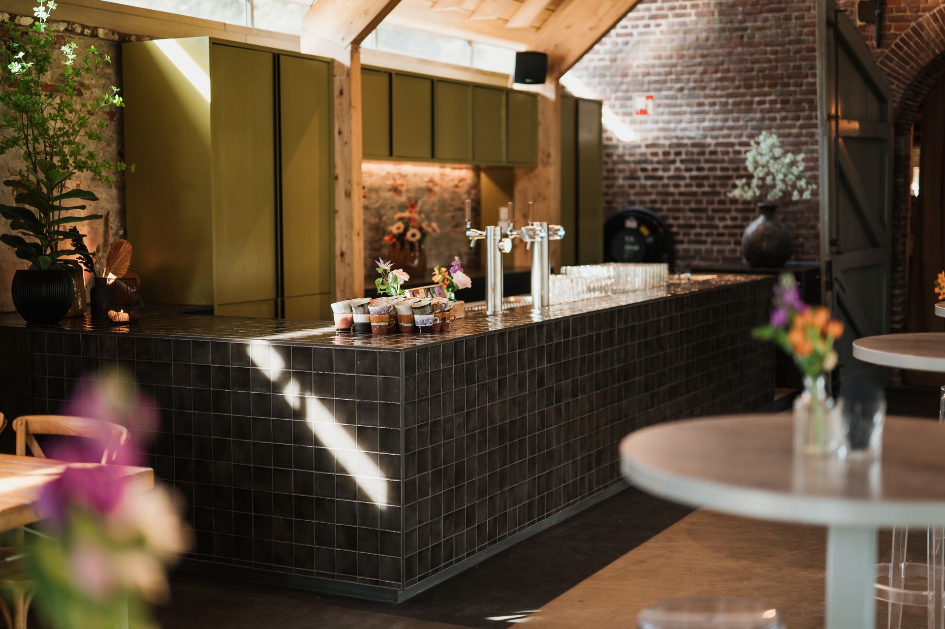 Een groot bakstenen gebouw met een vijver ervoor