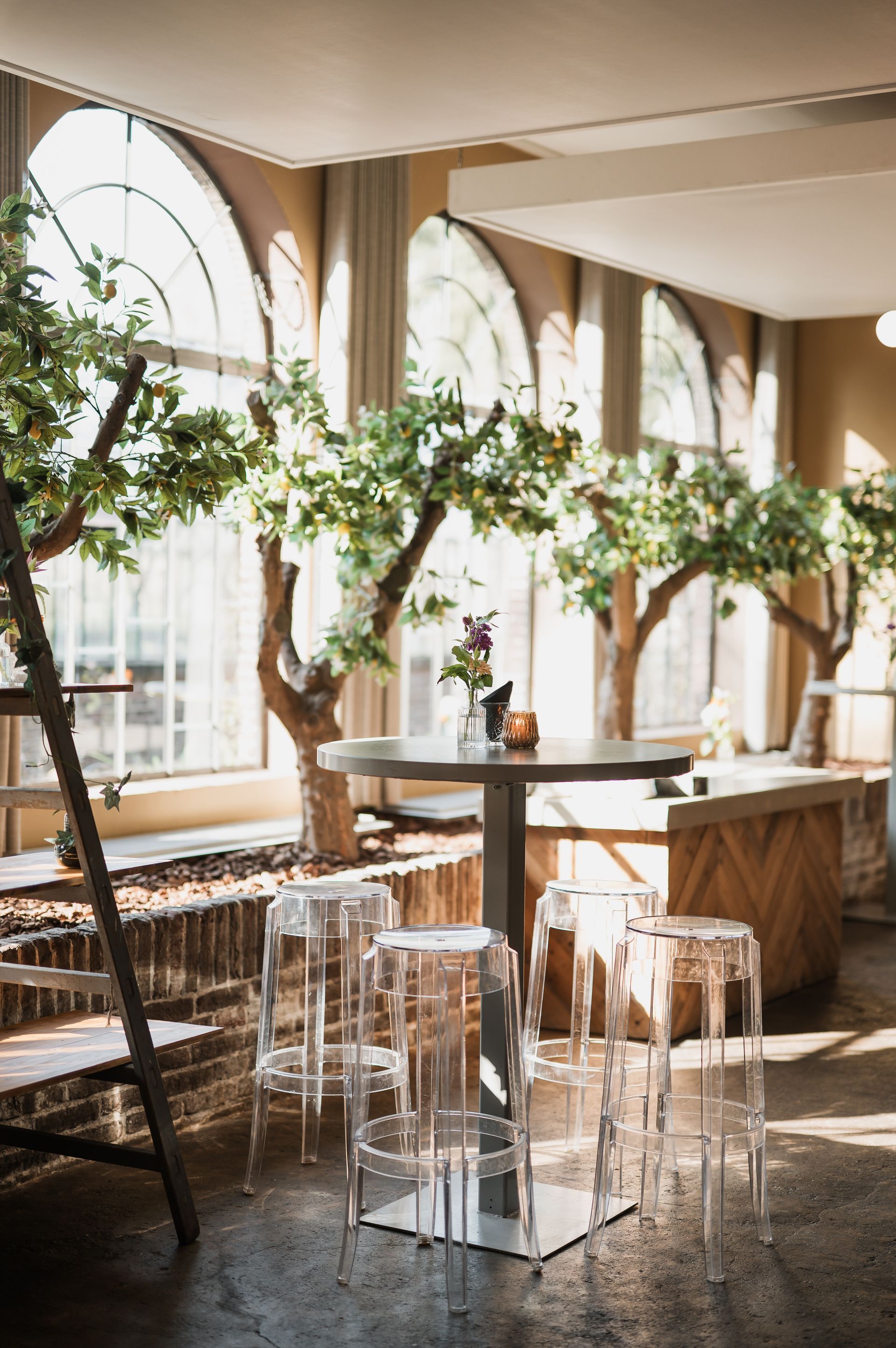 Een bruid en bruidegom lopen voor een groot gebouw.