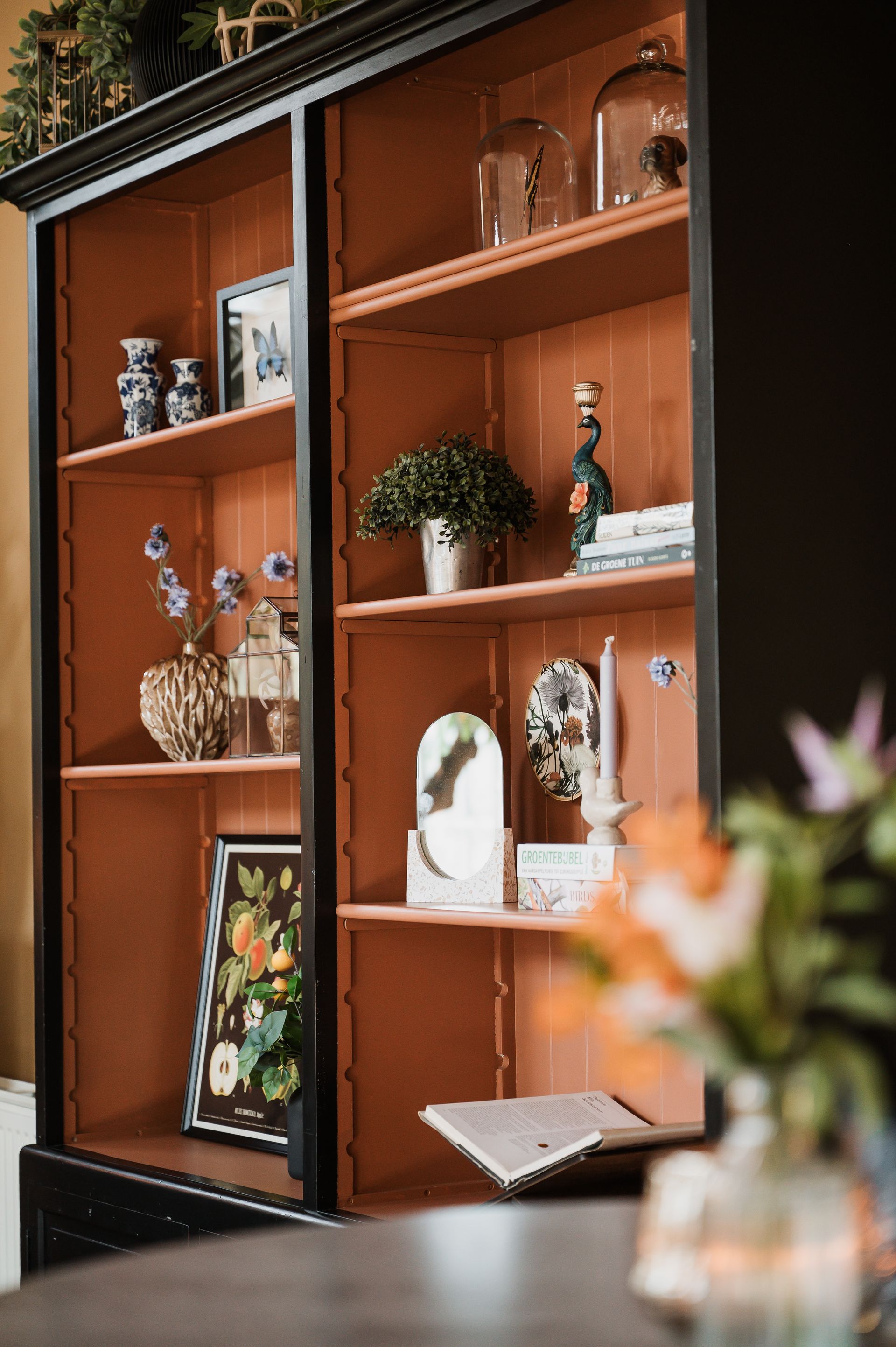 Een zwart-witfoto van twee mannen die zich klaarmaken voor een bruiloft.