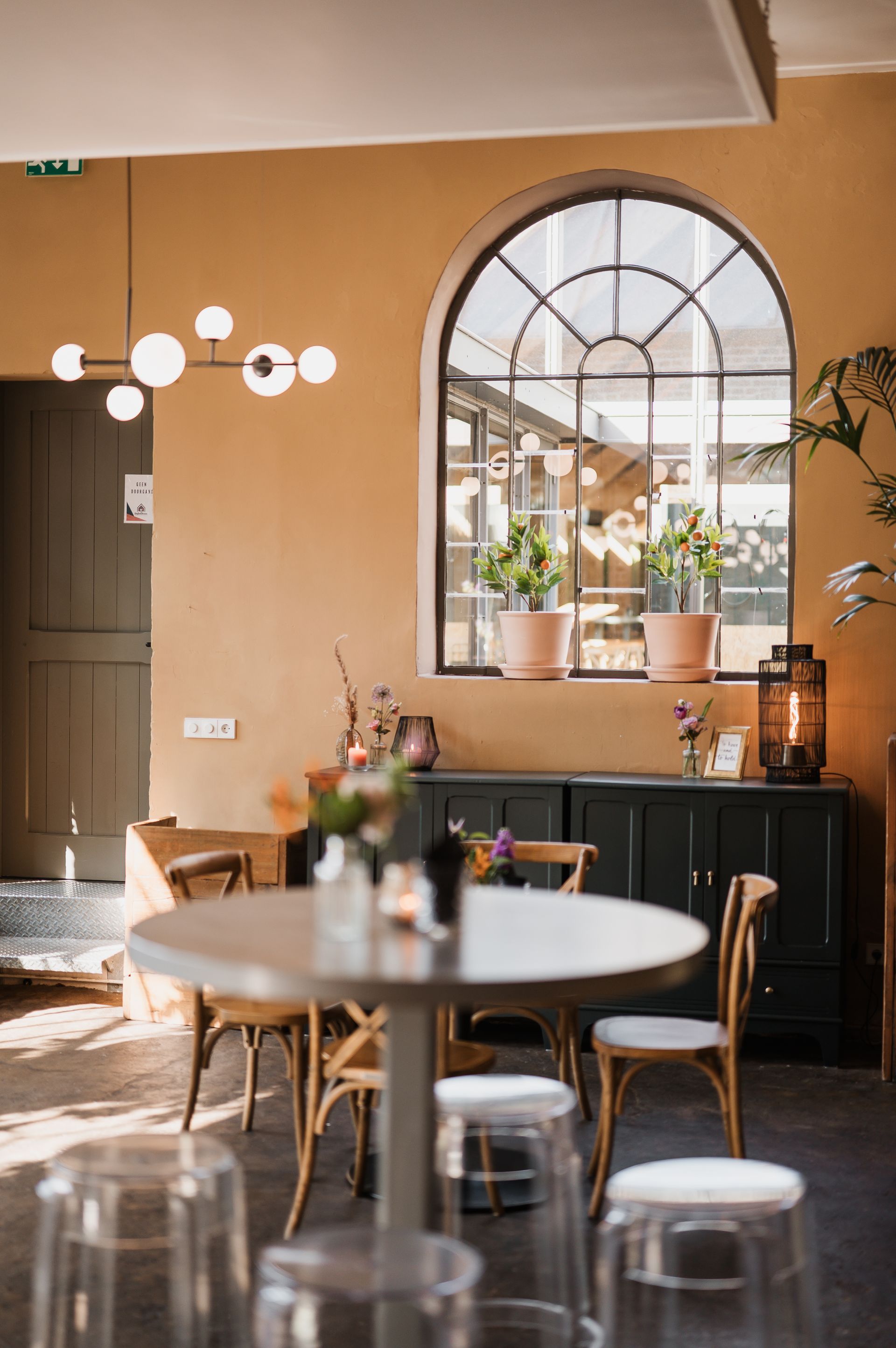 Een groot bakstenen gebouw met een vijver ervoor