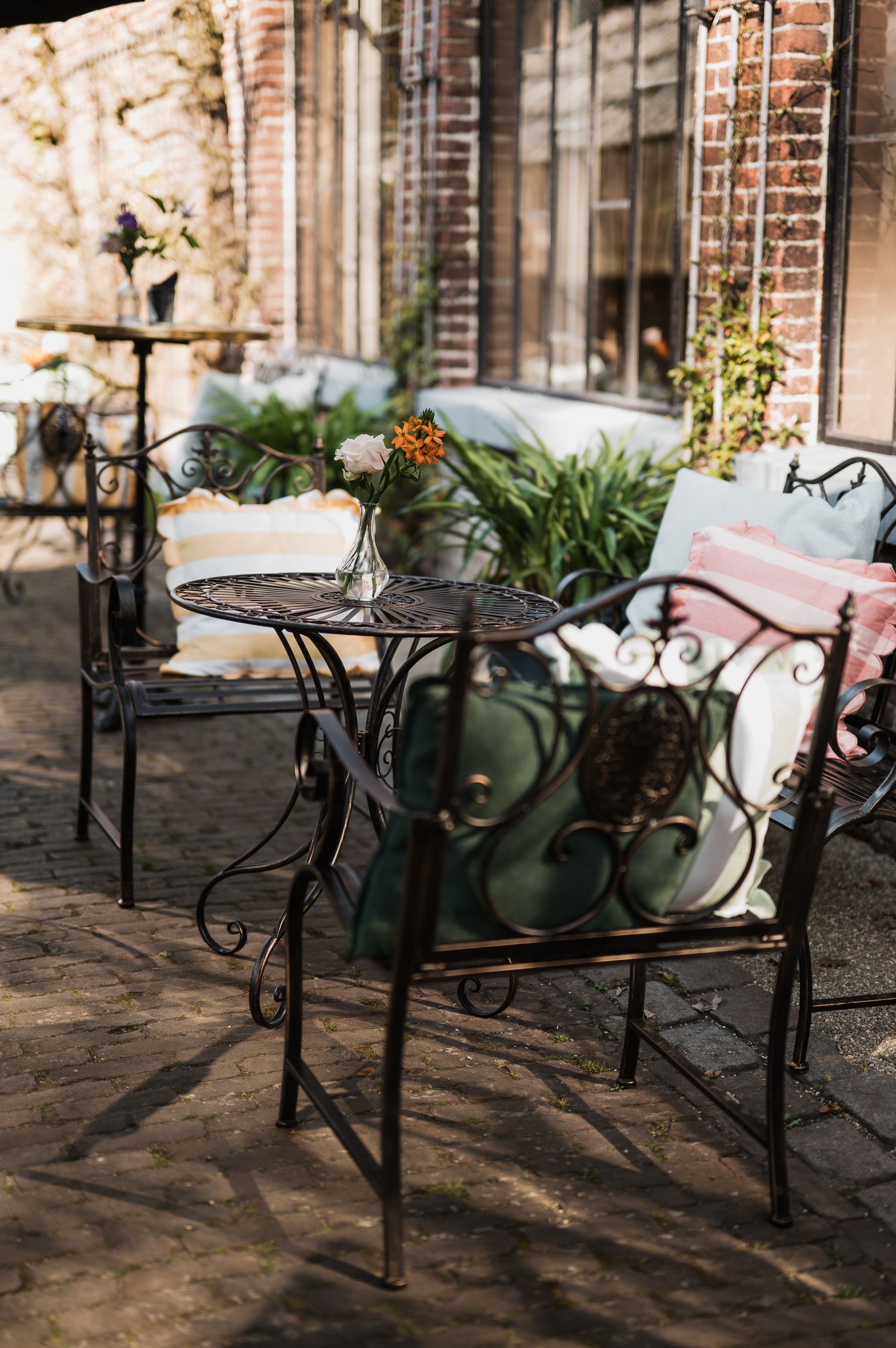 Een kopje koffie op een schoteltje met de tekst kasteelgroep
