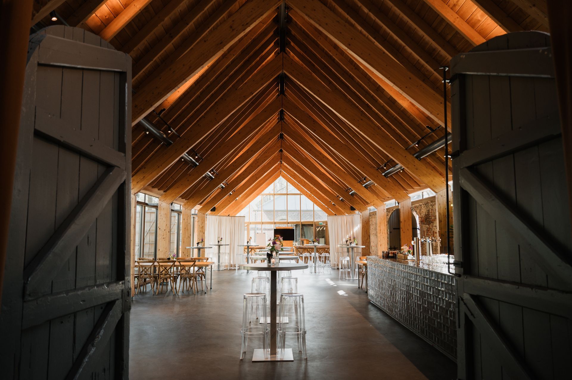 Een bruid en bruidegom lopen voor een groot gebouw.