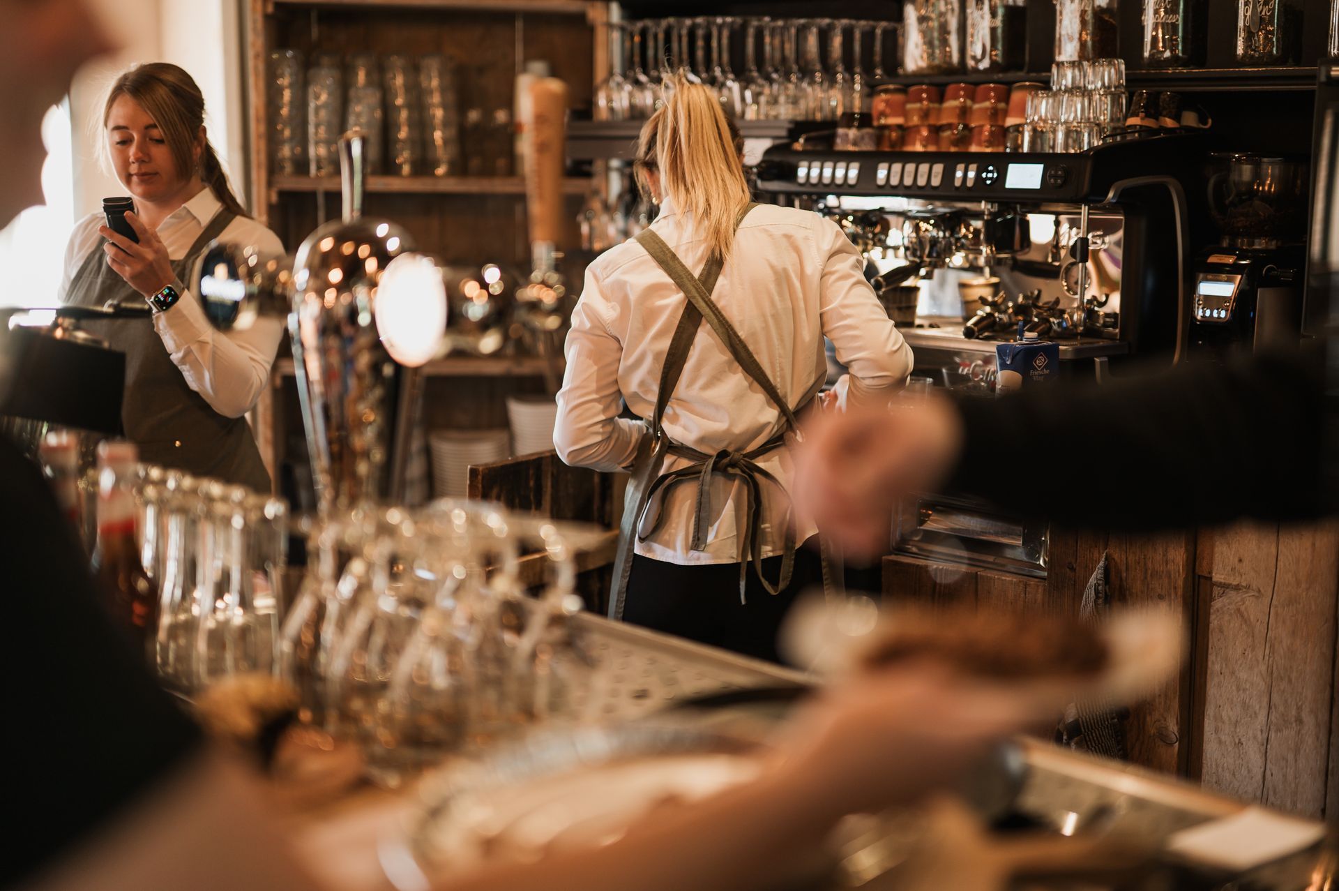 Een bruid en bruidegom lopen voor een groot gebouw.