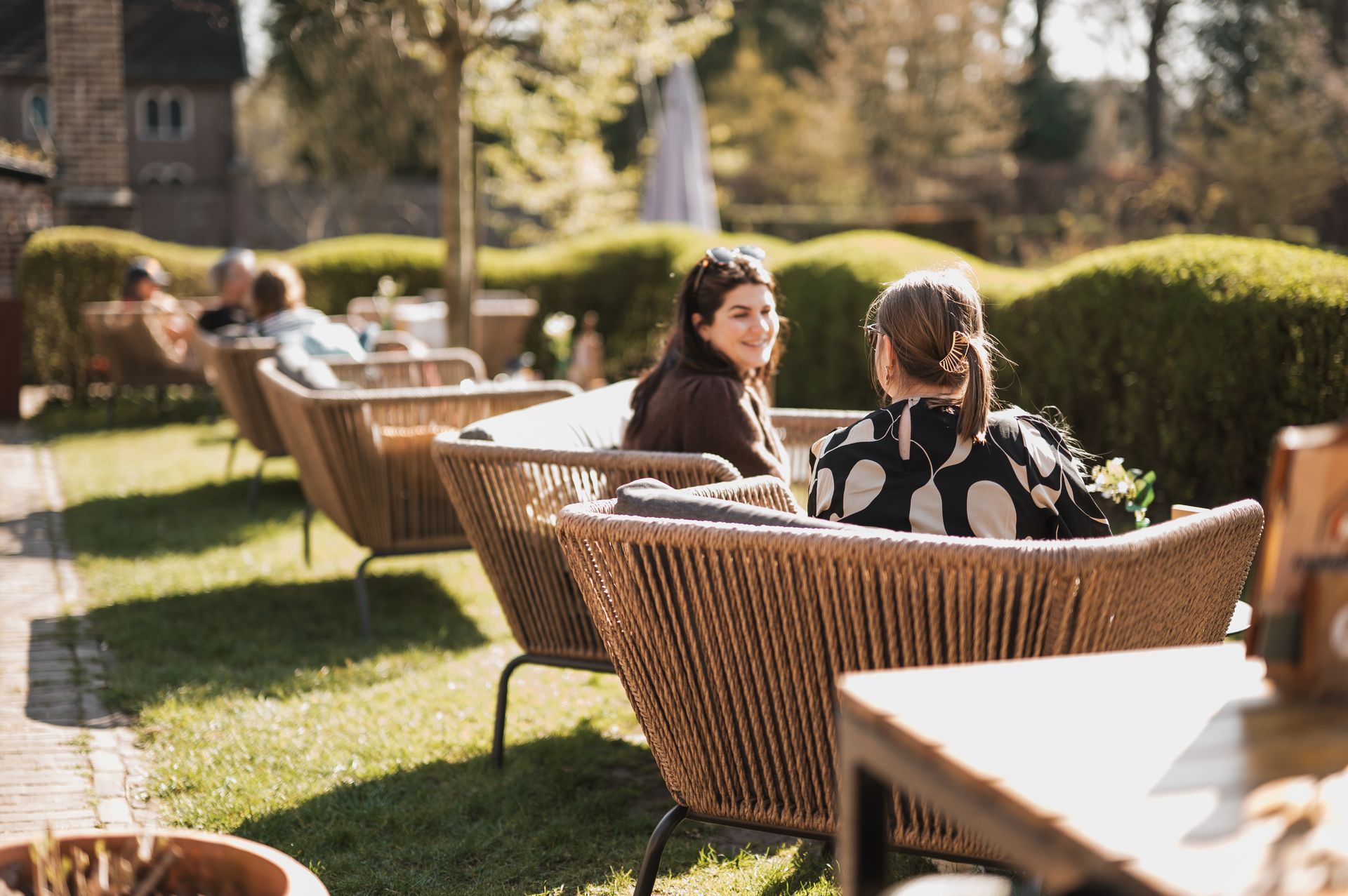 Een kopje koffie op een schoteltje met de tekst kasteelgroep