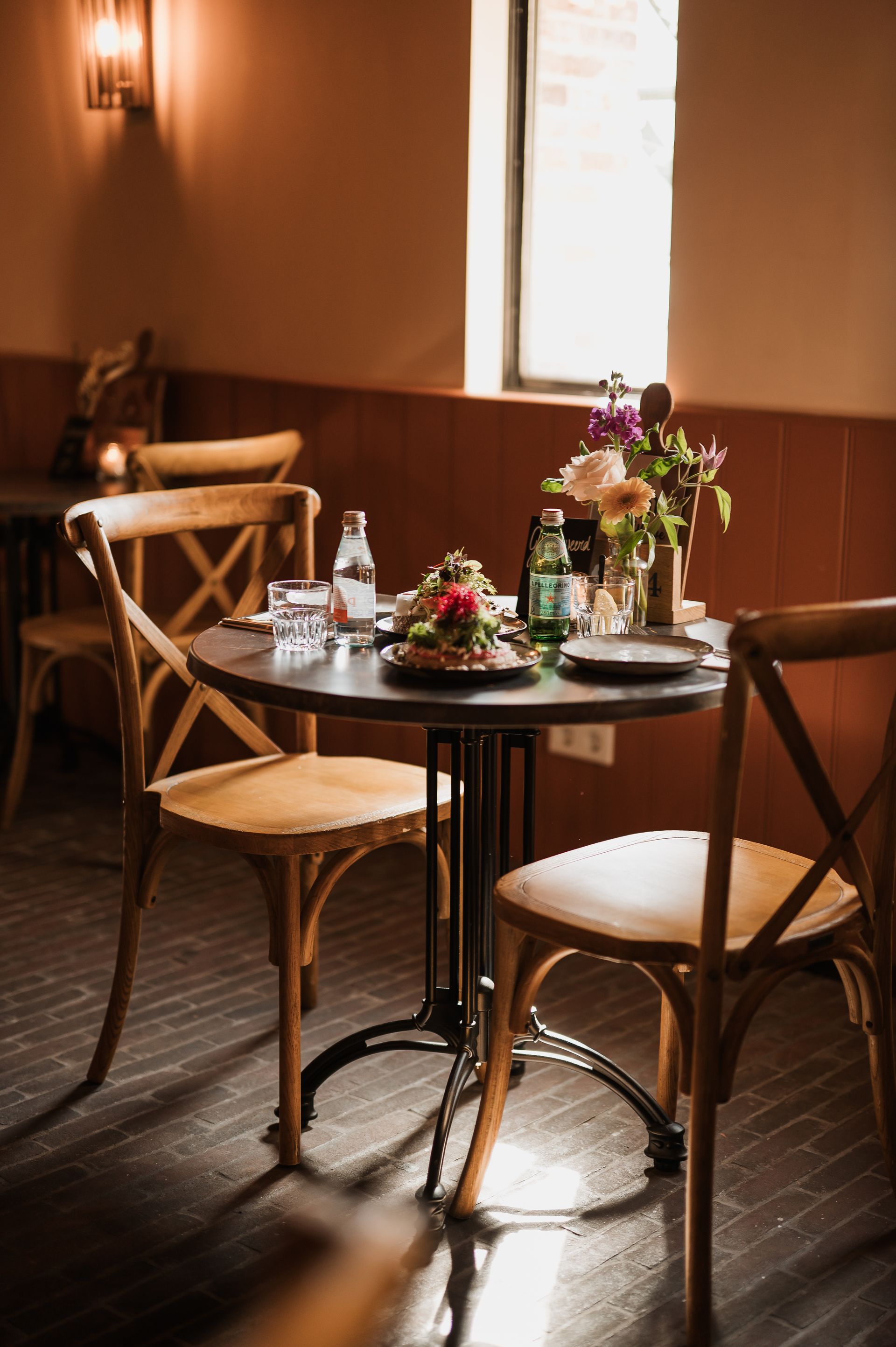 Een groot bakstenen gebouw met een vijver ervoor