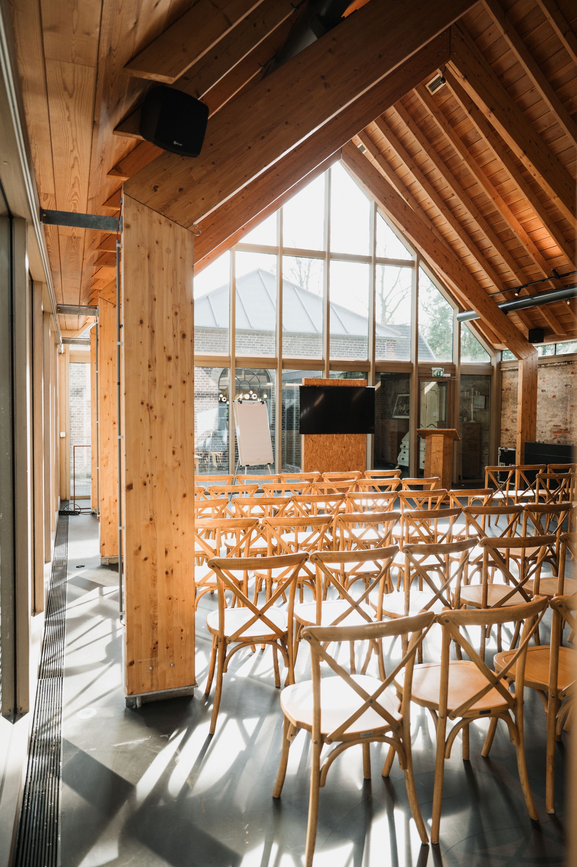 Een zwart-witfoto van twee mannen die zich klaarmaken voor een bruiloft.