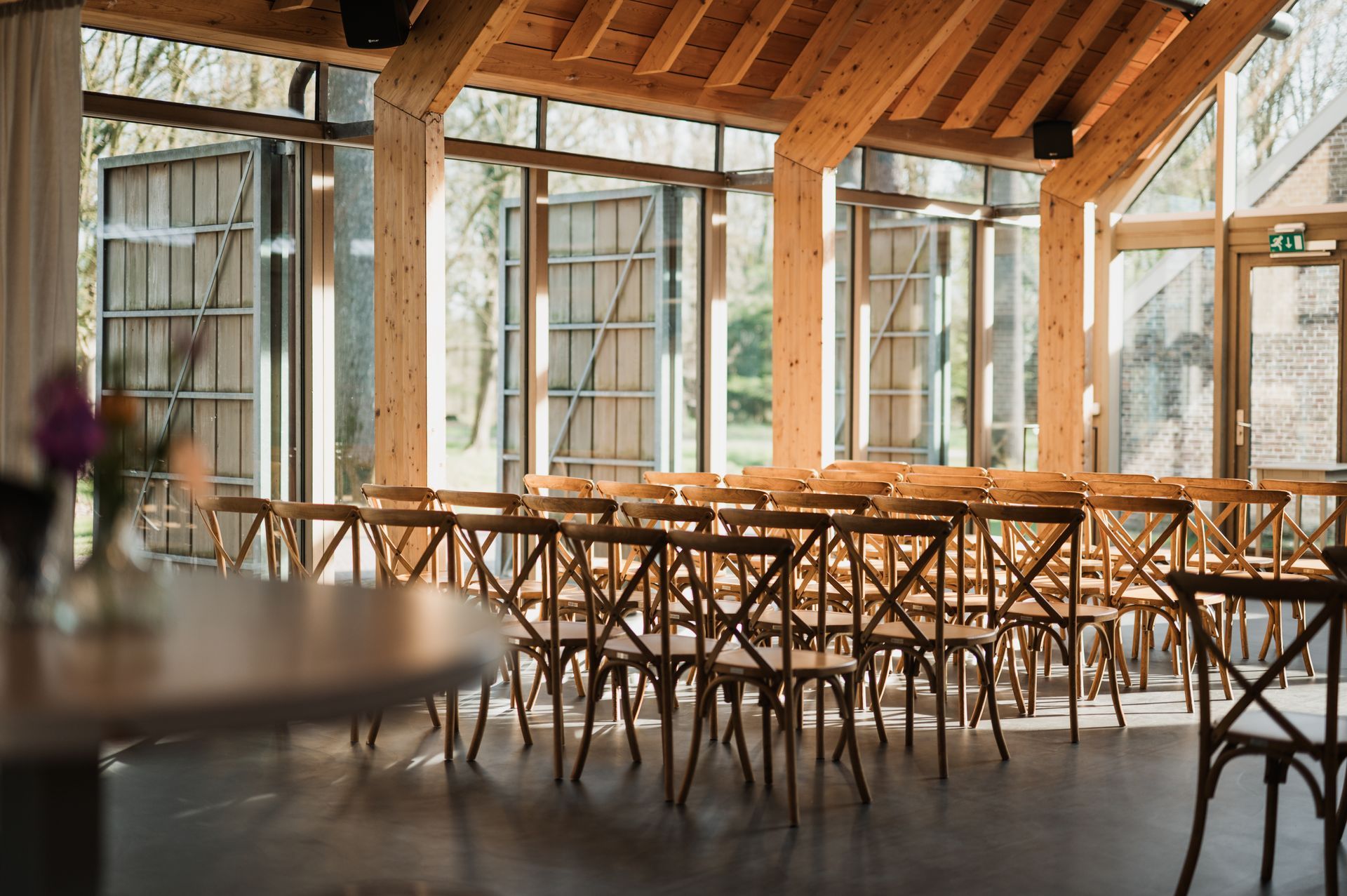 Een kopje koffie op een schoteltje met de tekst kasteelgroep