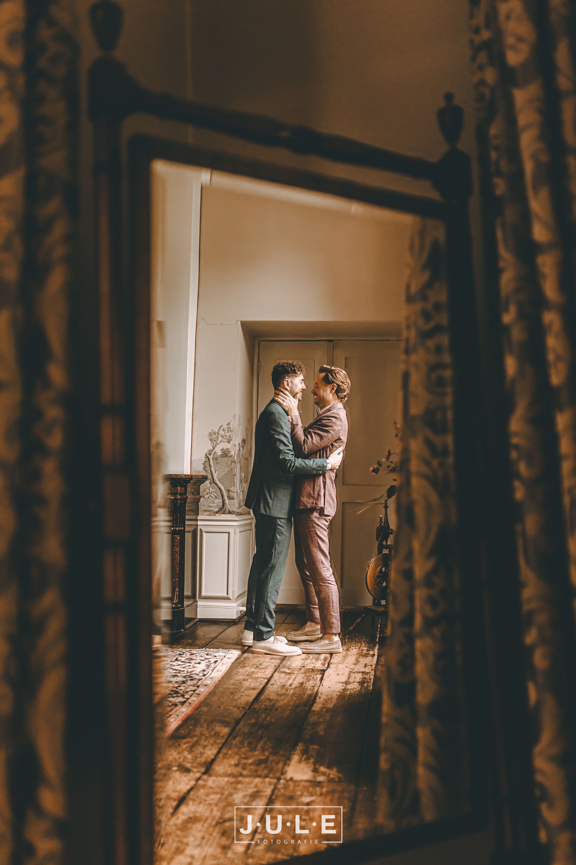 Een zwart-witfoto van twee mannen die zich klaarmaken voor een bruiloft.