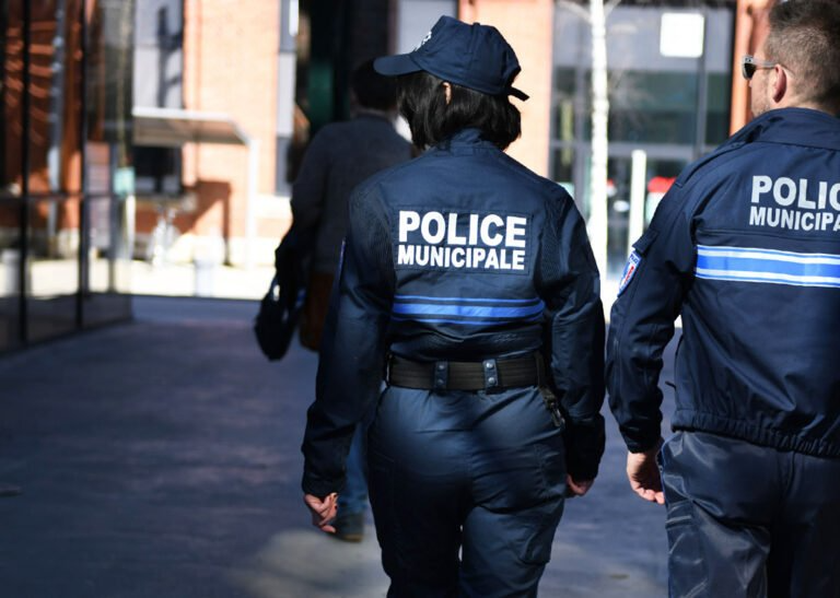 Un couple de policiers marchant dans une rue