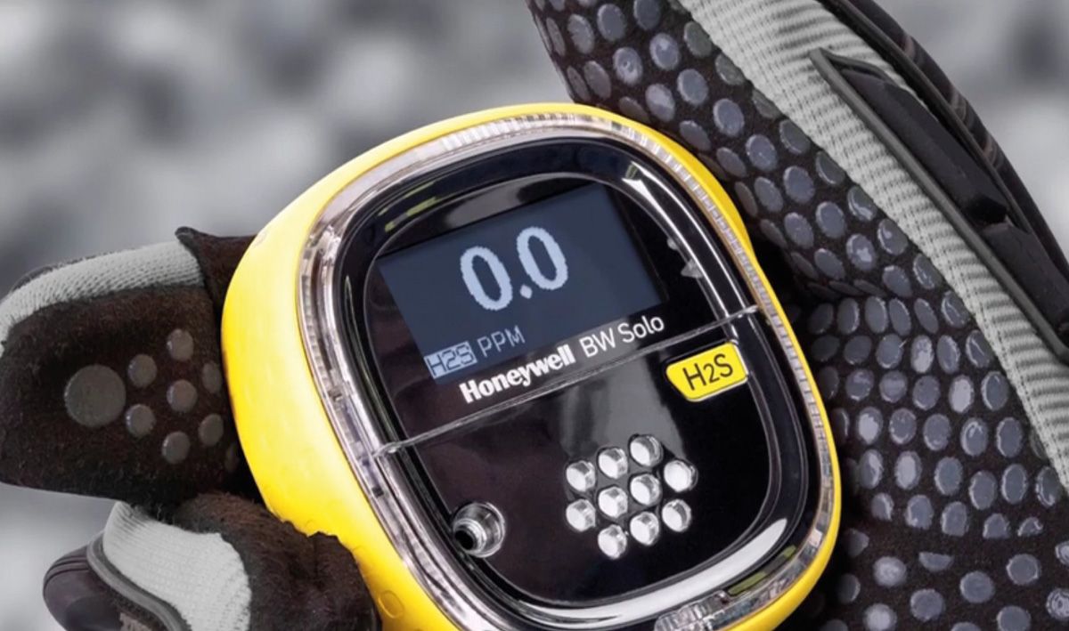 Una persona está sosteniendo un detector de gas BW SOLO de Honeywell 