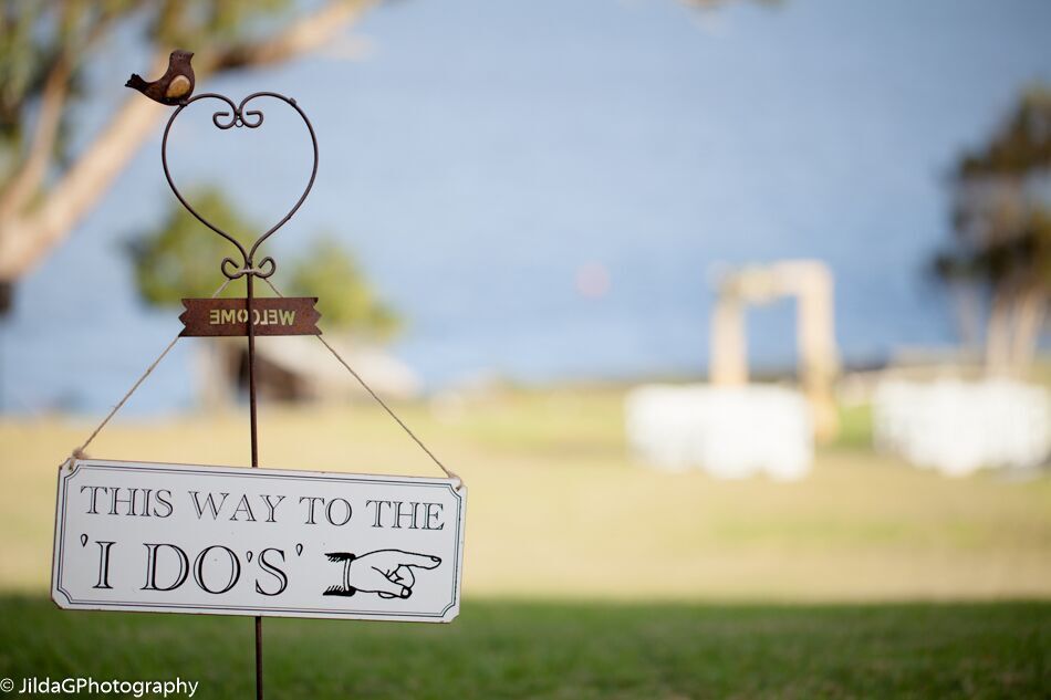 A sign that says this way to the i do 's is