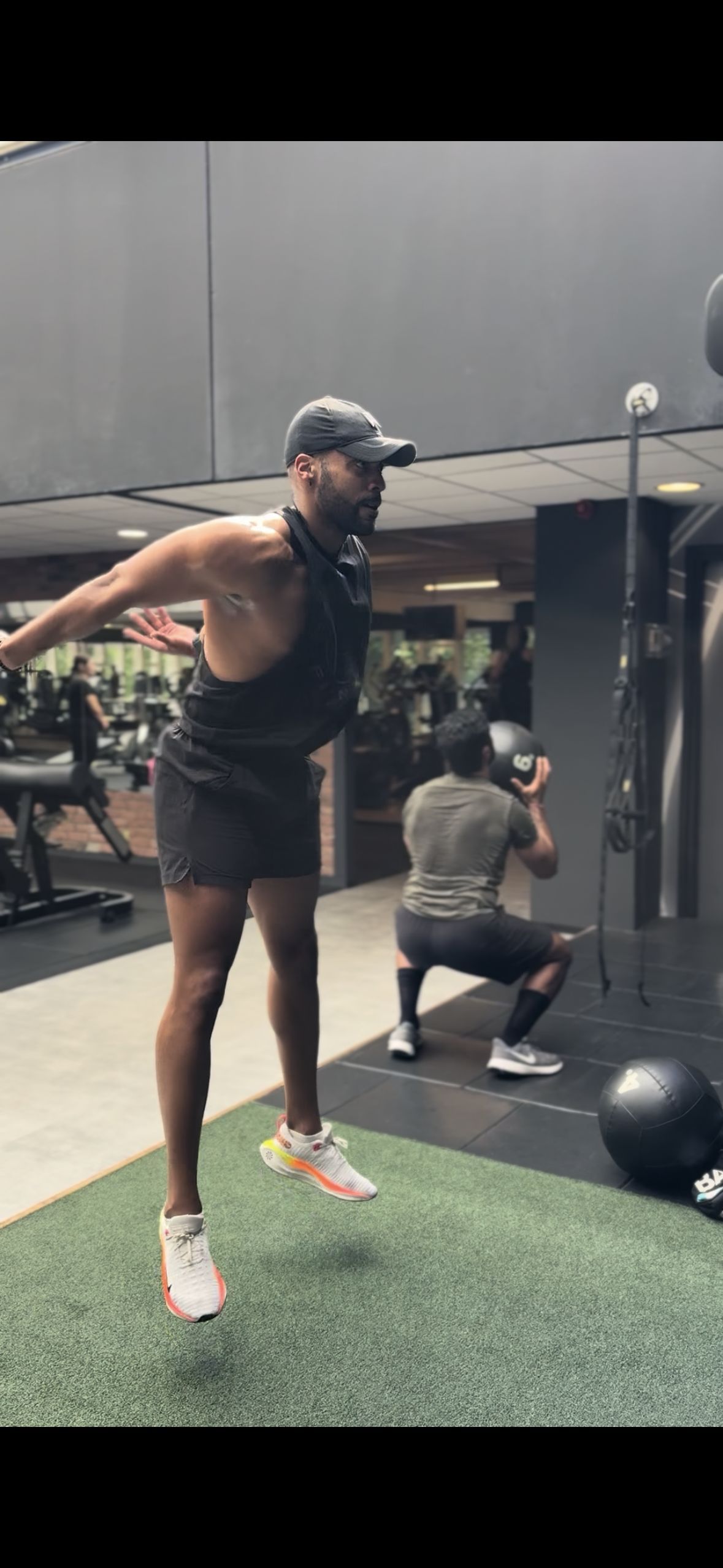 Wallballs en Burpees trainen voor een Hyrox Race bij Sportcity Mariahoeve