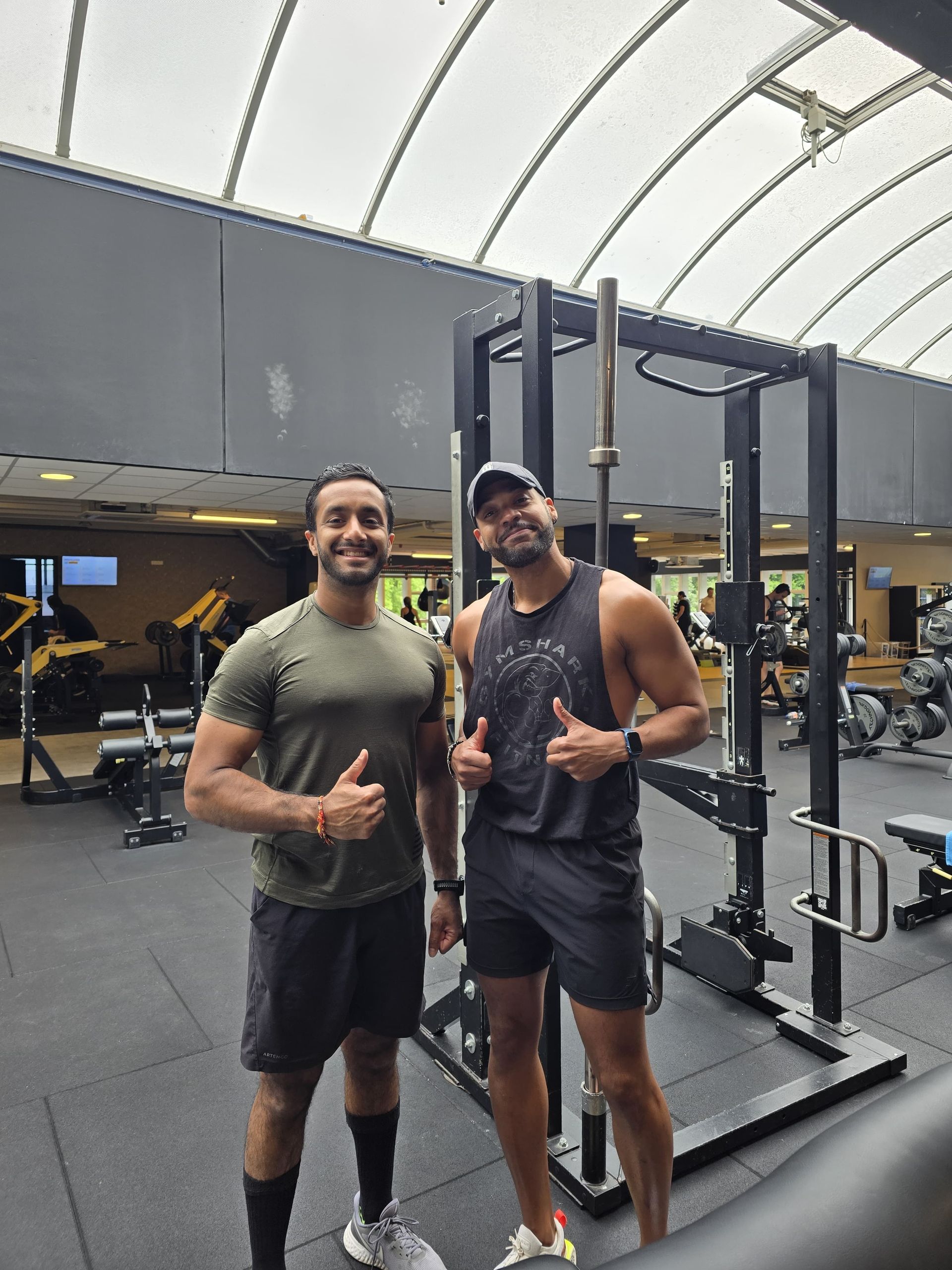 Twee mannen die een Hyrox Sim hebben voltooid bij Sportcity Mariahoeve