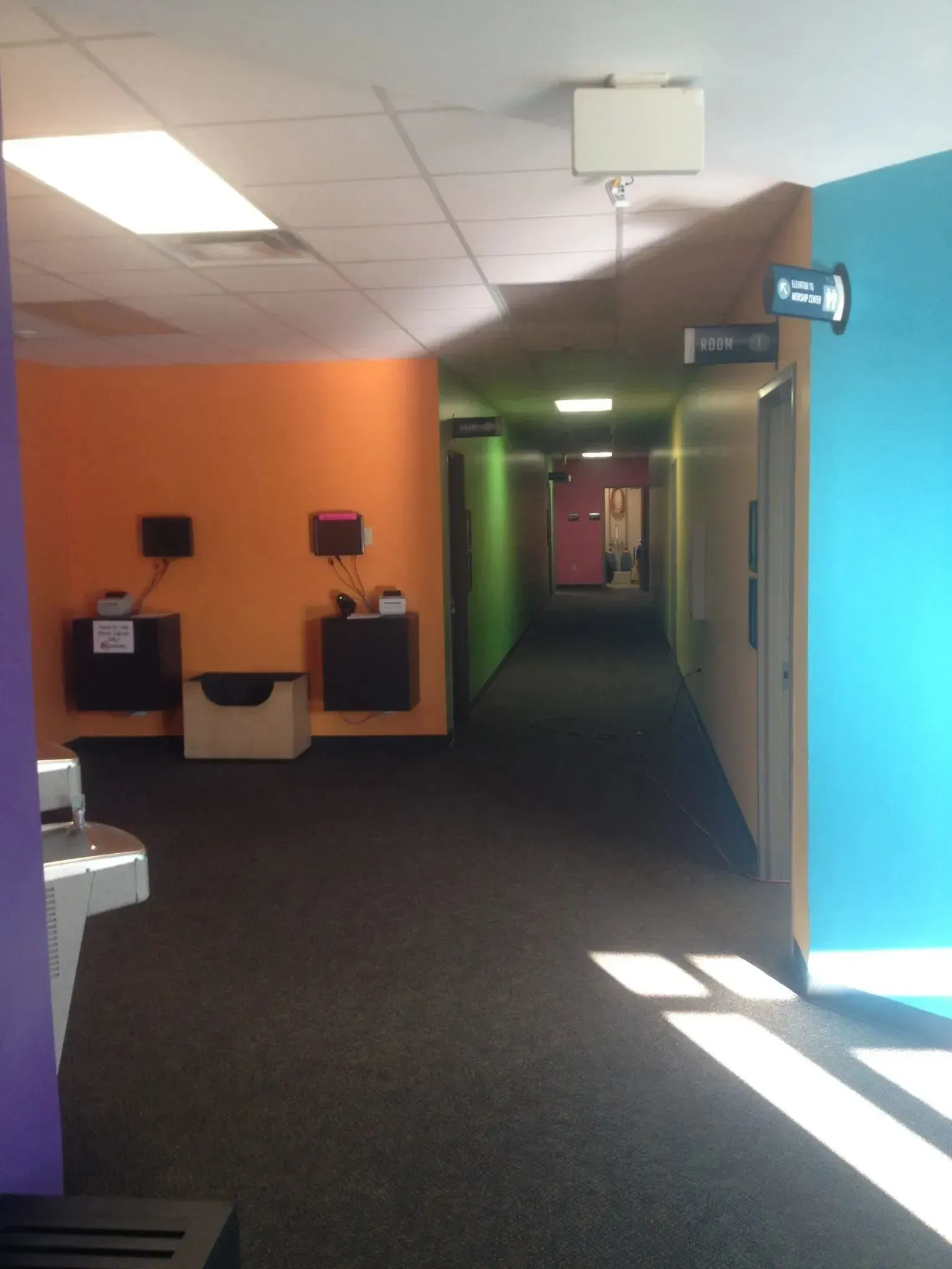 A hallway with a sign that says ' exit ' on it