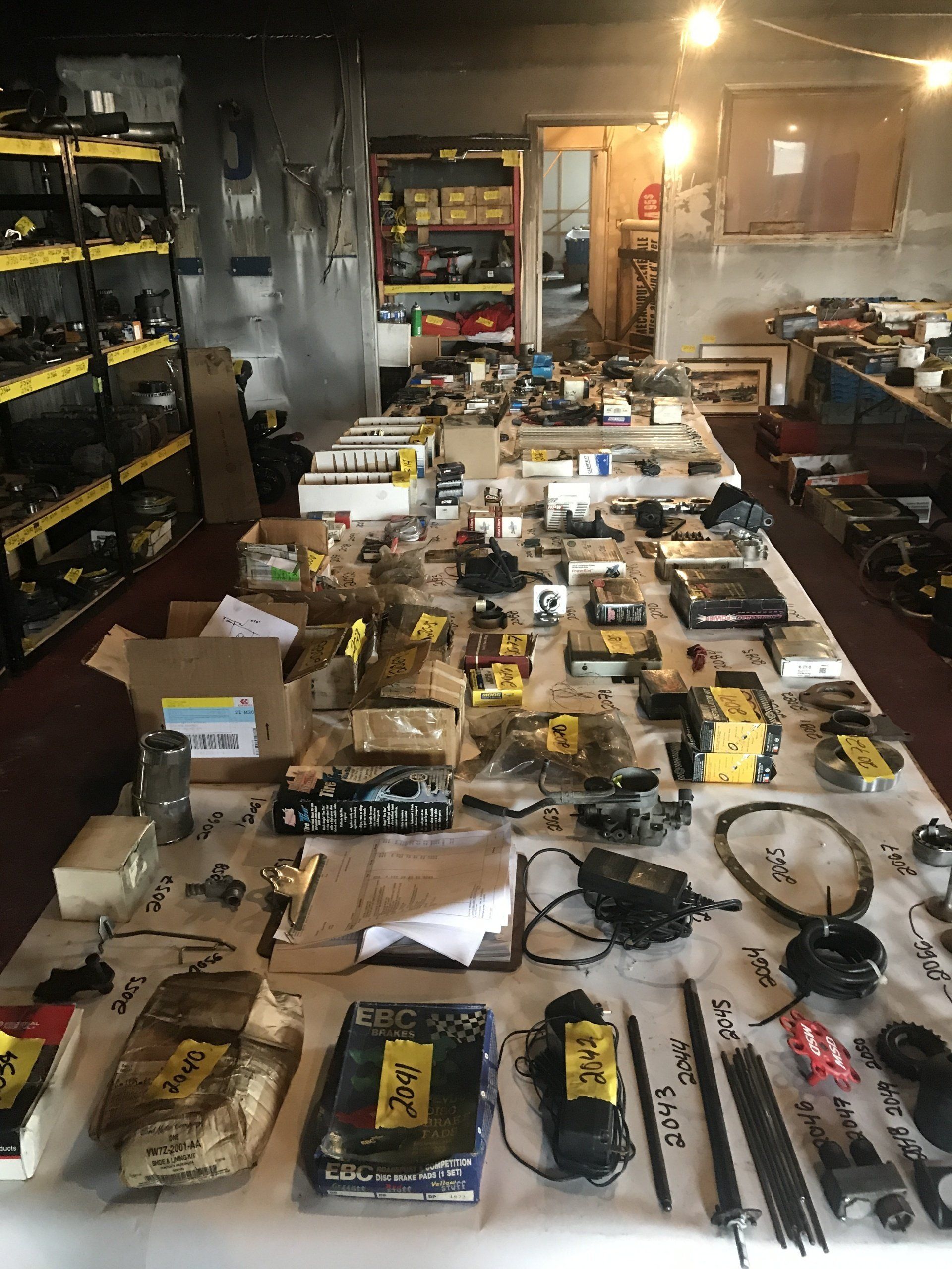 Une table recouverte de diverses pièces et composants électroniques dans un atelier.
