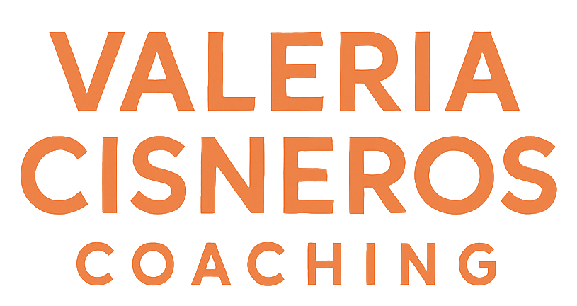 El logotipo de Valeria Cisneros Coaching es naranja sobre un fondo blanco.