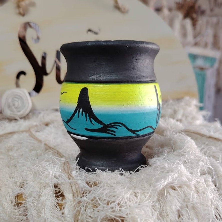 Cazoleta para cachimba negra pintada a mano con una escena de montaña en tonos azul, naranja y negro.