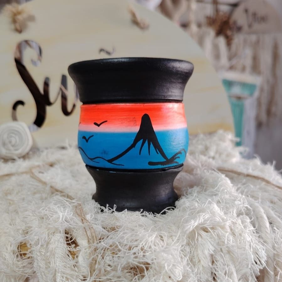 Cazoleta para cachimba negra pintada a mano con una escena de montaña en tonos azul, naranja y negro.