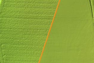 Eine Nahaufnahme einer grünen Wand mit einer orangefarbenen Linie darauf.