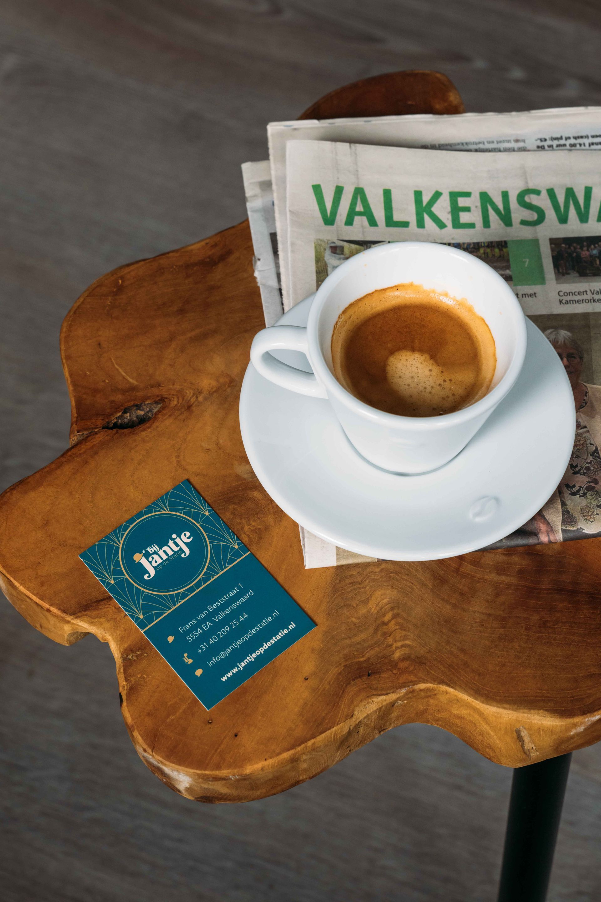 Een tafel met daarop borden met eten en glazen water.