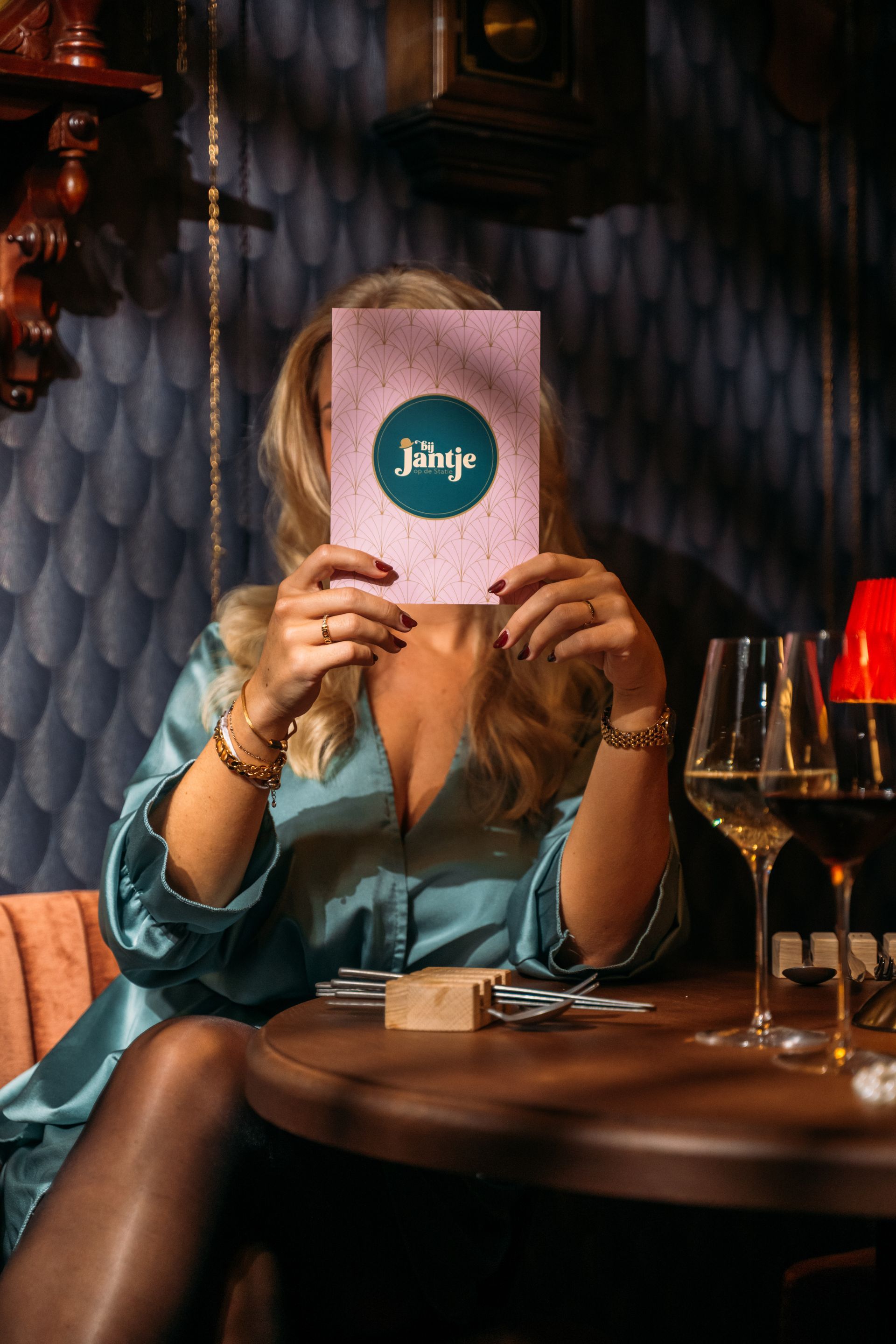 Twee foto's van een hotelkamer met een bed en een stoel.