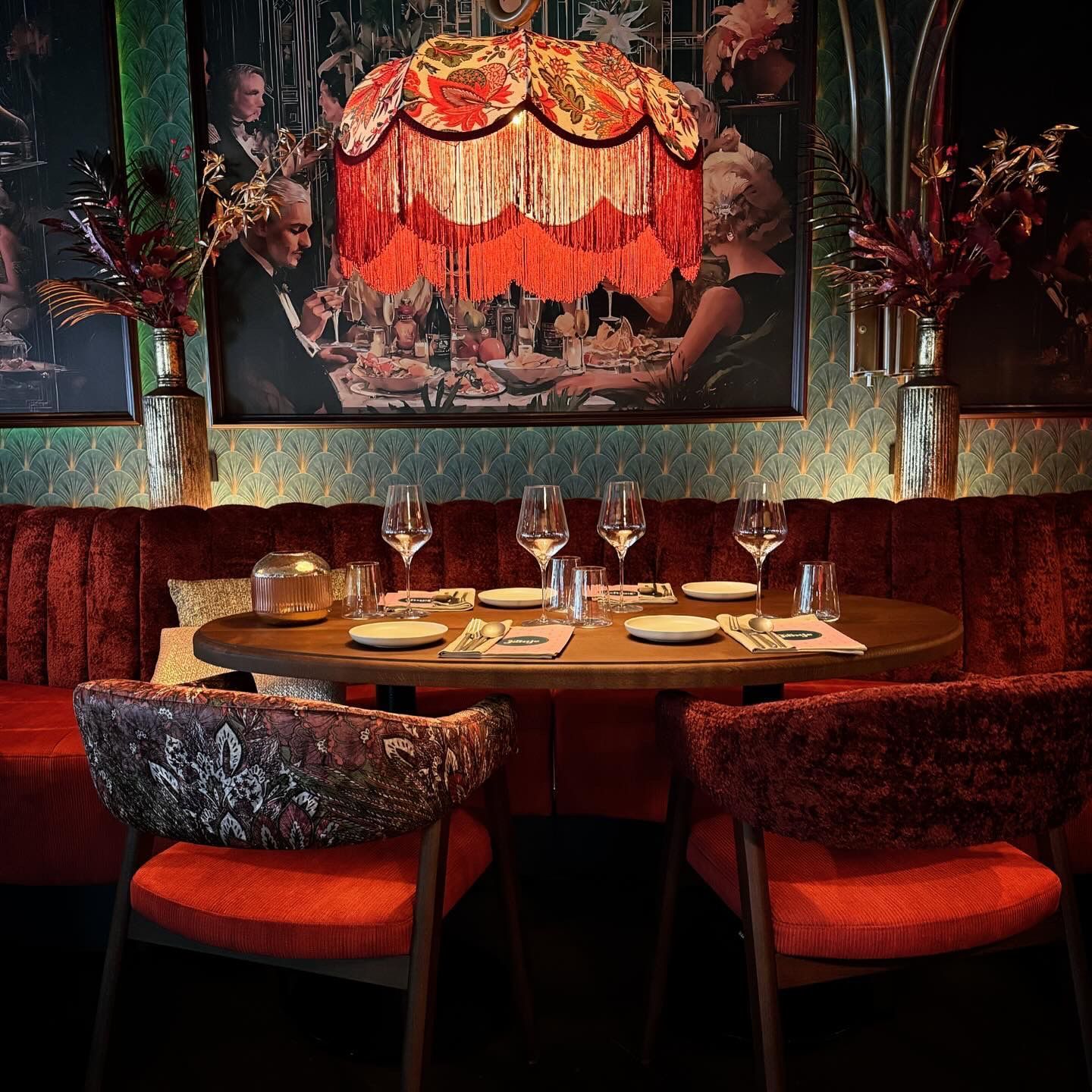 Een hotelkamer met een eenpersoonsbed en een foto van de skyline van een stad aan de muur.