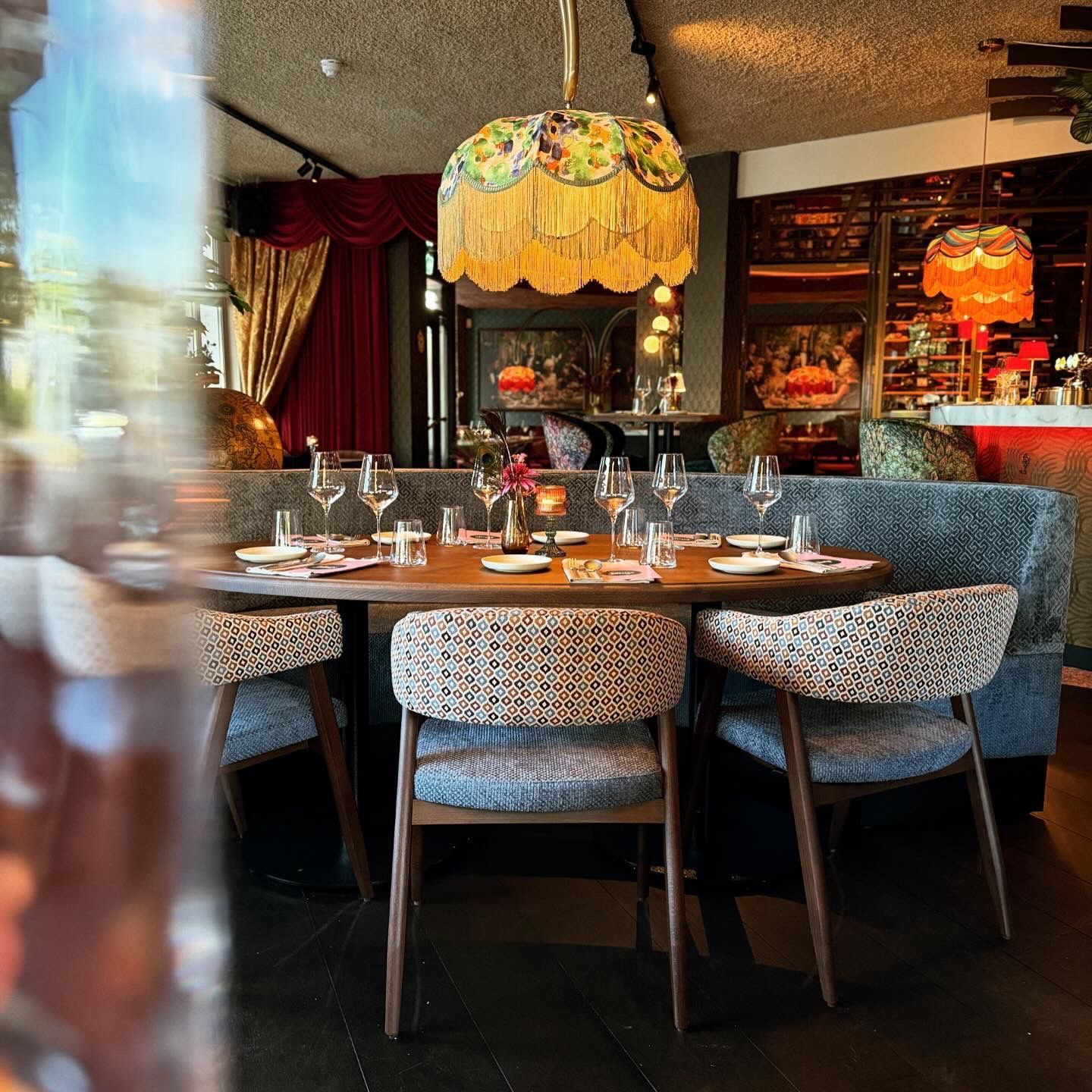 Donkere bar met verlichte toonbank en planken.