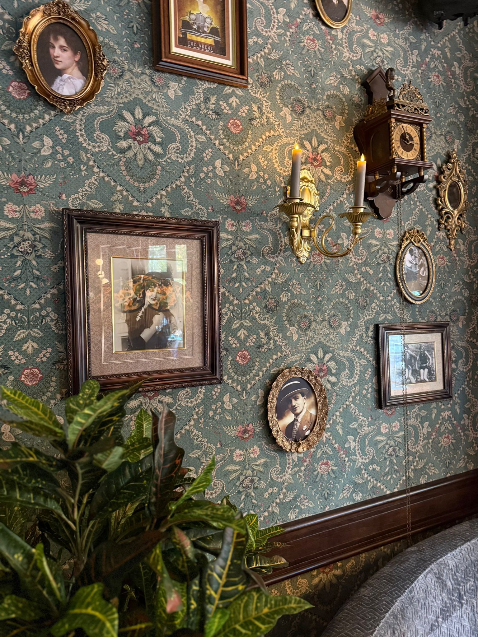 De chef-kok garneert het gerecht met paddenstoelen met een lepel op een houten schaal, omgeven door rook van droogijs.