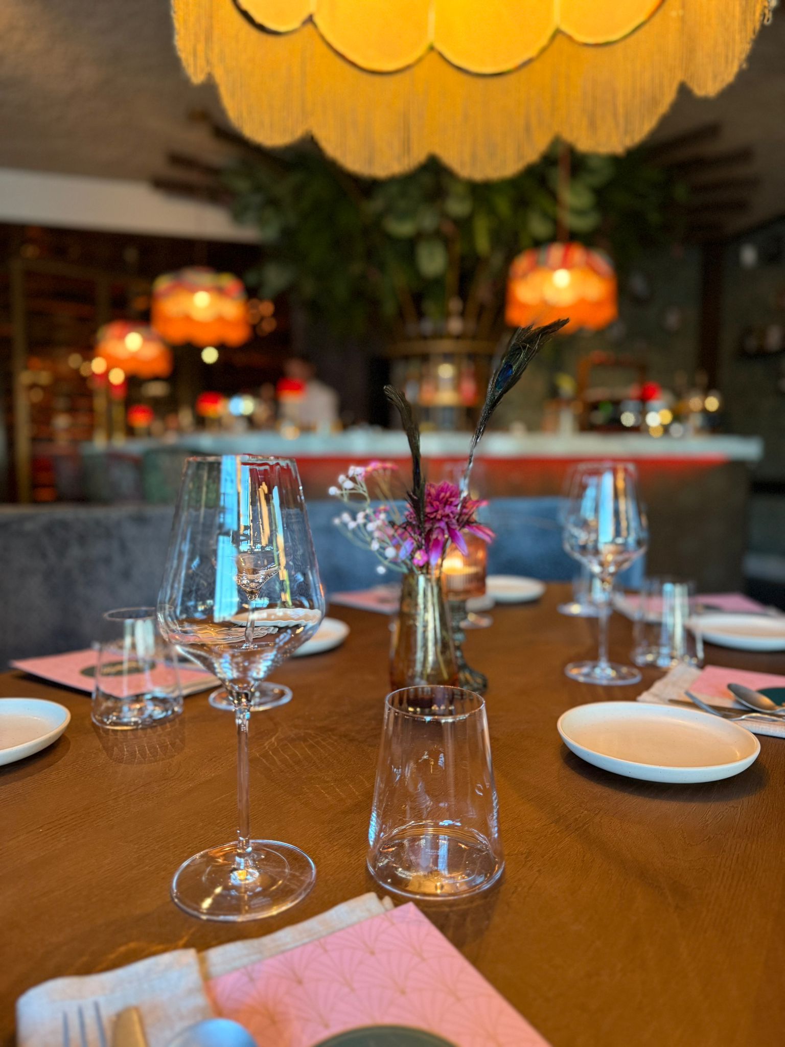 Een hotelkamer met twee bedden en een schilderij aan de muur.