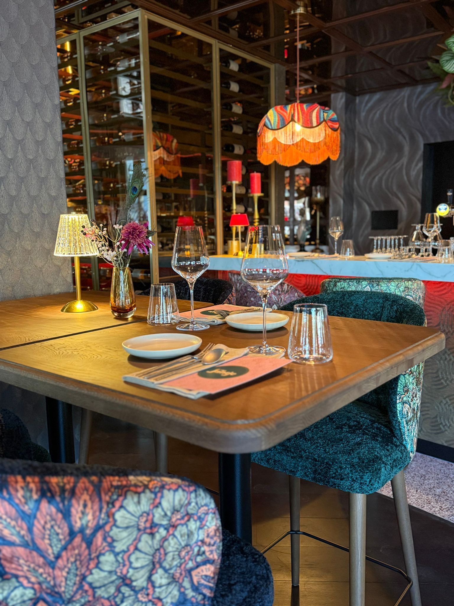 Een hotelkamer met twee bedden en een schilderij aan de muur.