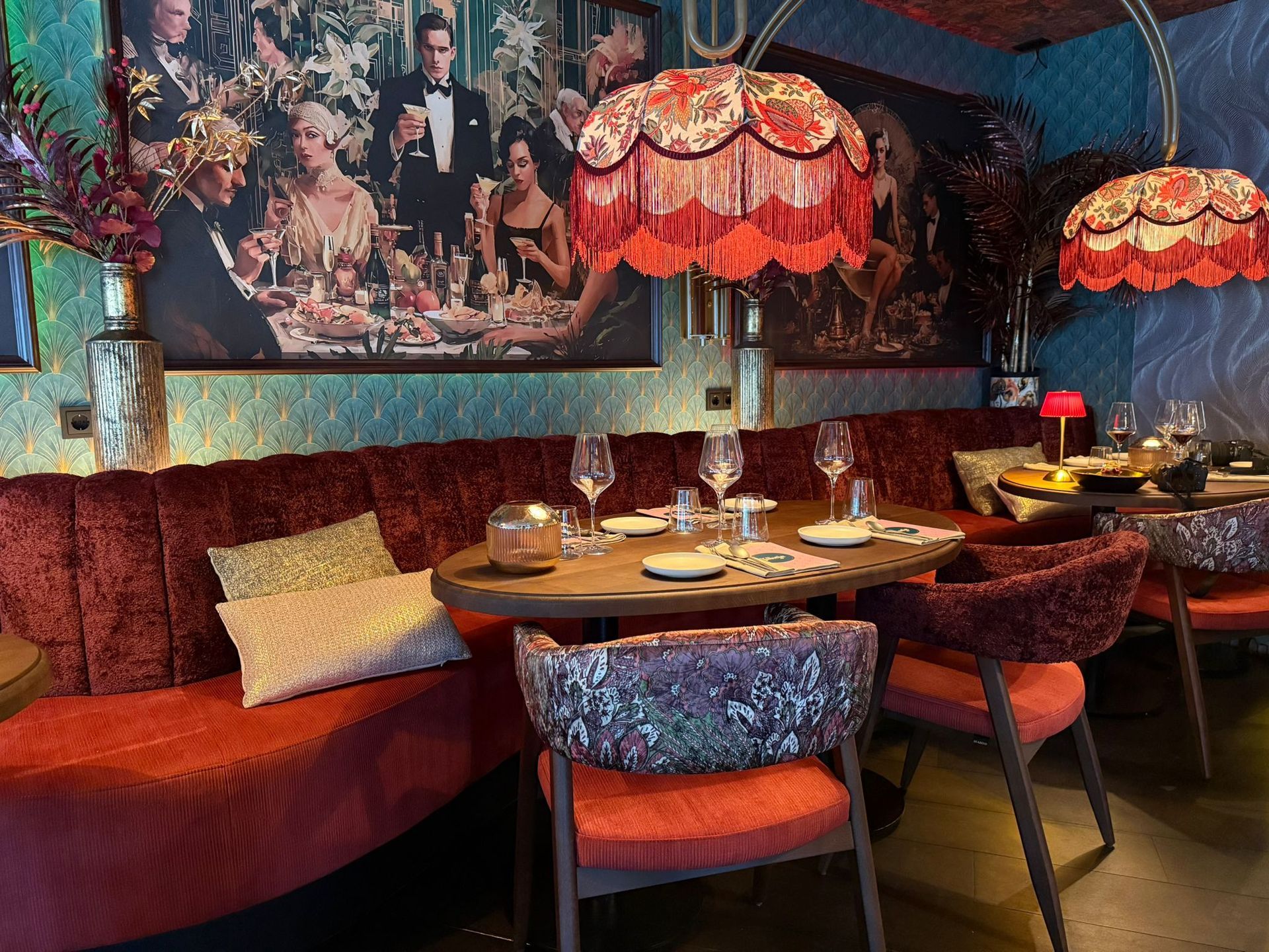 Een hotelkamer met een eenpersoonsbed en een foto van de skyline van een stad aan de muur.