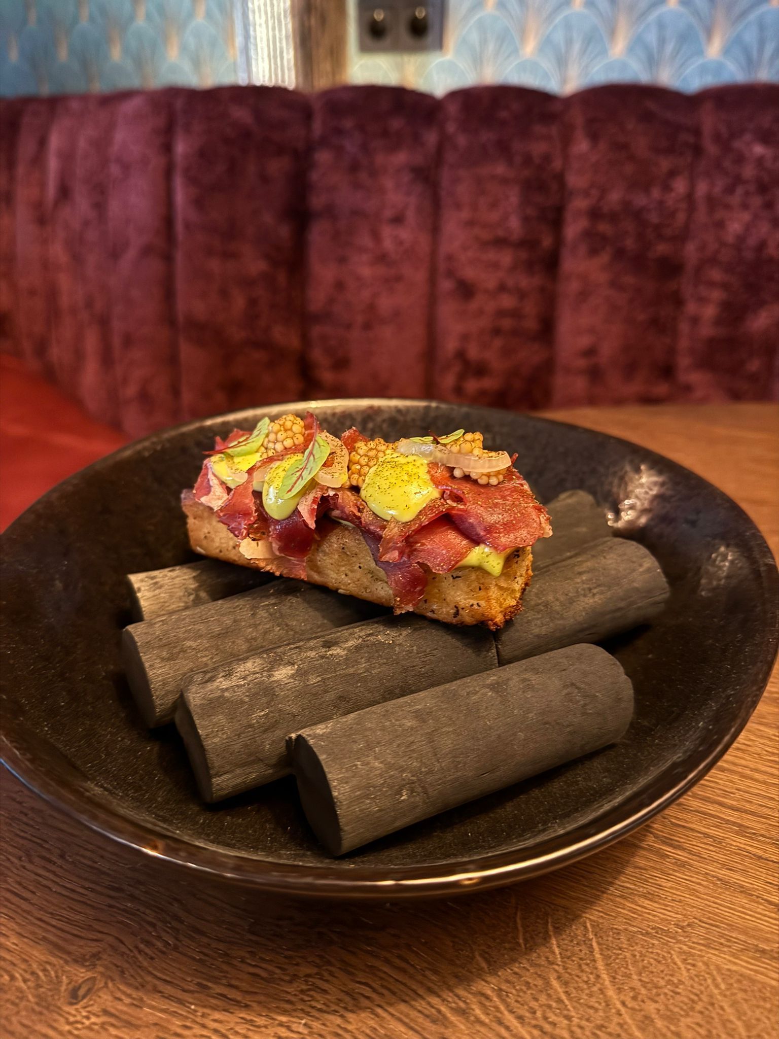 Een hotelkamer met een eenpersoonsbed en een foto van de skyline van een stad aan de muur.