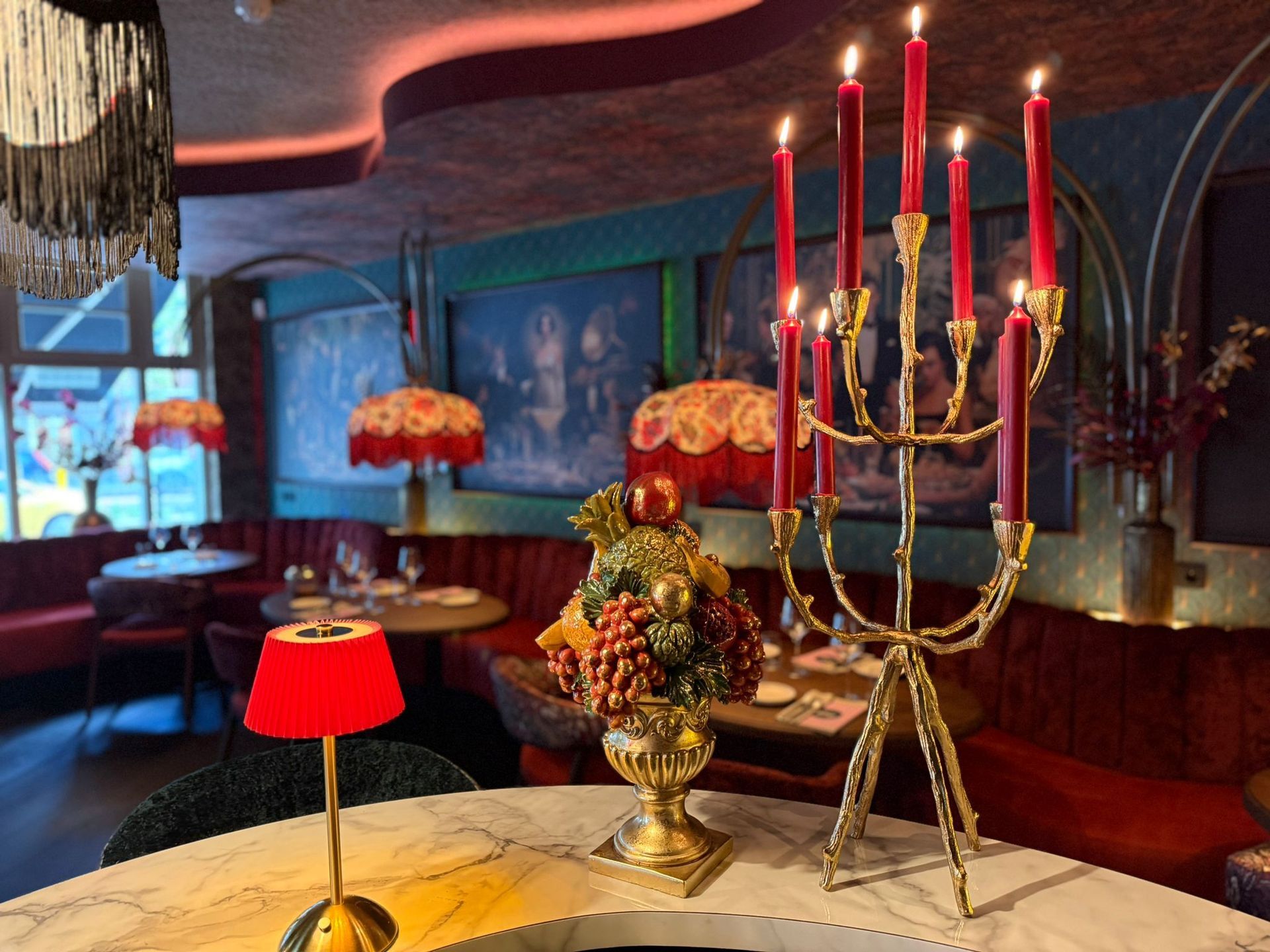 Donkere bar met verlichte toonbank en planken.