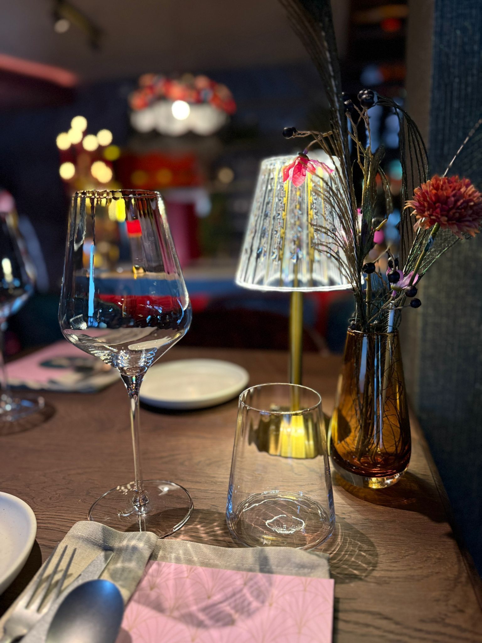 Een hotelkamer met een groot bed, stoelen en een schilderij aan de muur.