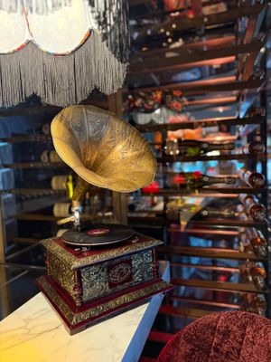 Een hotelkamer met een eenpersoonsbed en een foto van de skyline van een stad aan de muur.