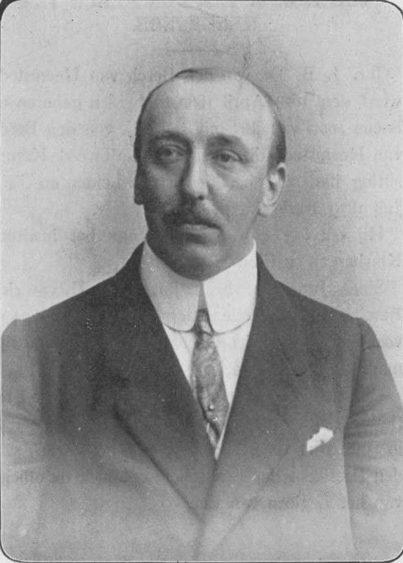 Donkere bar met verlichte toonbank en planken.